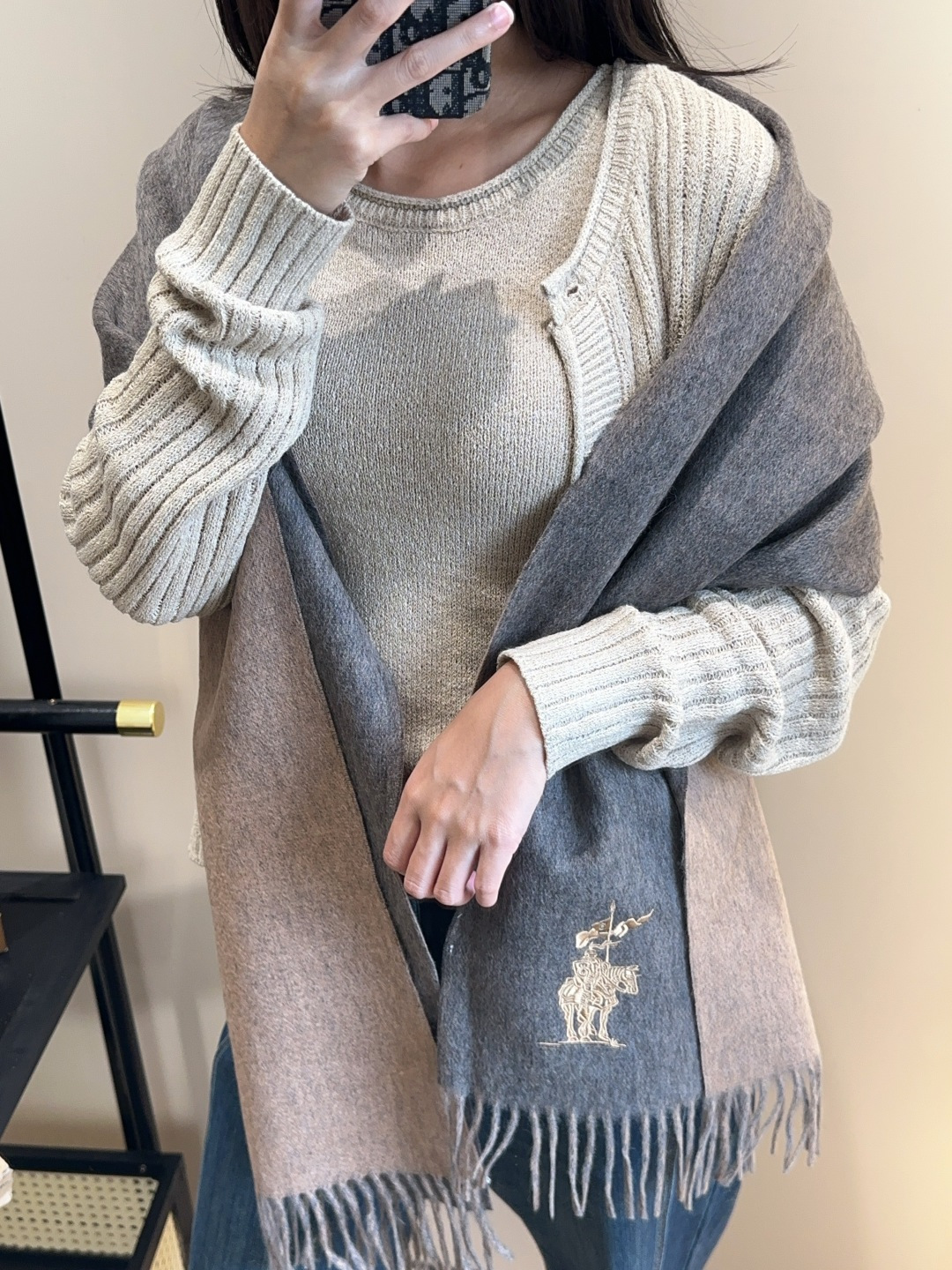 【▪️ 惊艳！披着围着都美的~让人过目不忘！！】巴宝莉这款出来的效果真的，一秒美晕！！太有设计感了，太美