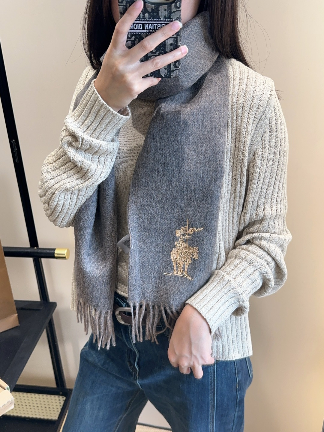 【▪️ 惊艳！披着围着都美的~让人过目不忘！！】巴宝莉这款出来的效果真的，一秒美晕！！太有设计感了，太美