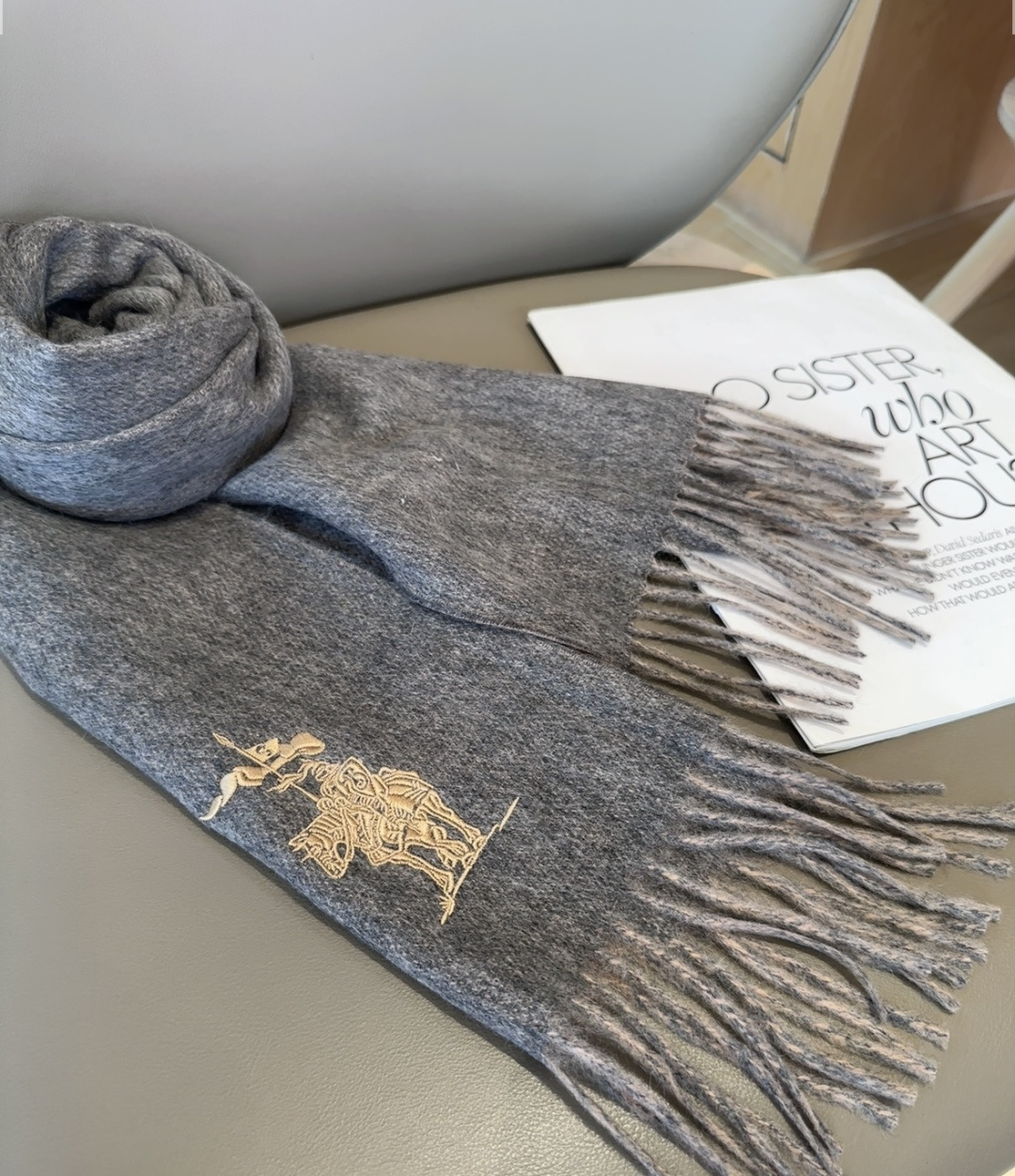 【▪️ 惊艳！披着围着都美的~让人过目不忘！！】巴宝莉这款出来的效果真的，一秒美晕！！太有设计感了，太美