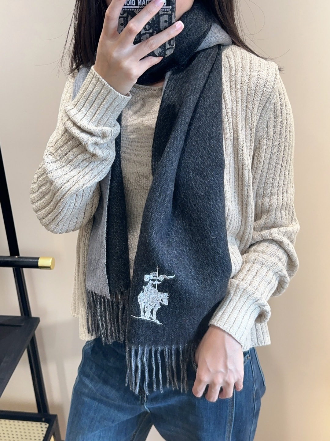 【▪️ 惊艳！披着围着都美的~让人过目不忘！！】巴宝莉这款出来的效果真的，一秒美晕！！太有设计感了，太美