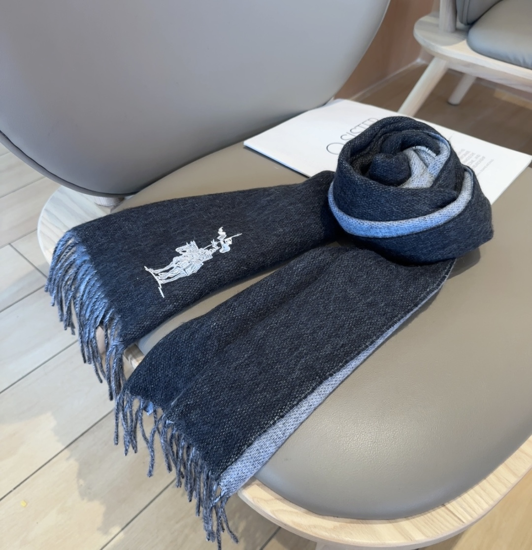 【▪️ 惊艳！披着围着都美的~让人过目不忘！！】巴宝莉这款出来的效果真的，一秒美晕！！太有设计感了，太美