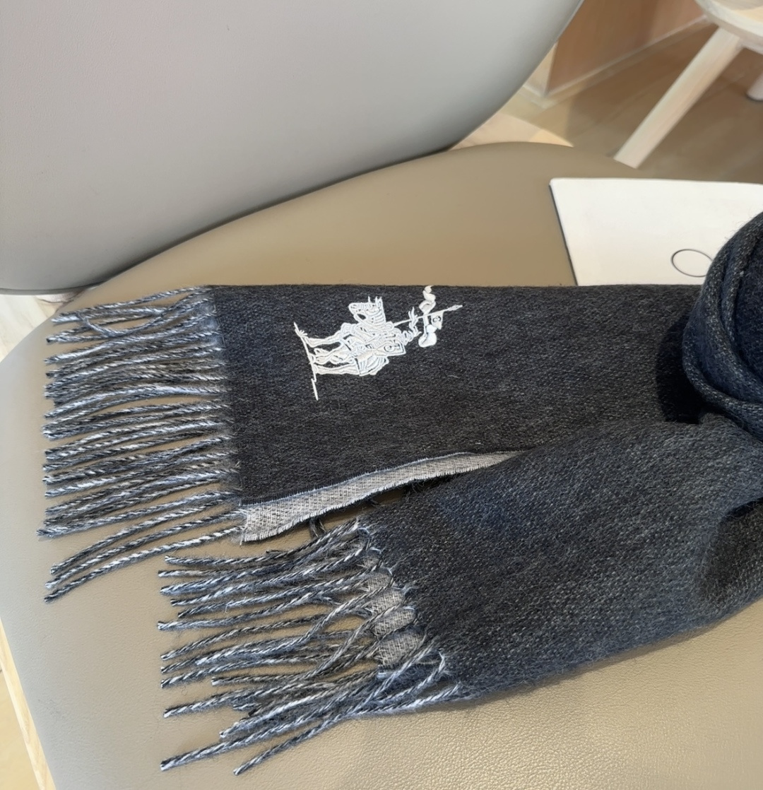 【▪️ 惊艳！披着围着都美的~让人过目不忘！！】巴宝莉这款出来的效果真的，一秒美晕！！太有设计感了，太美