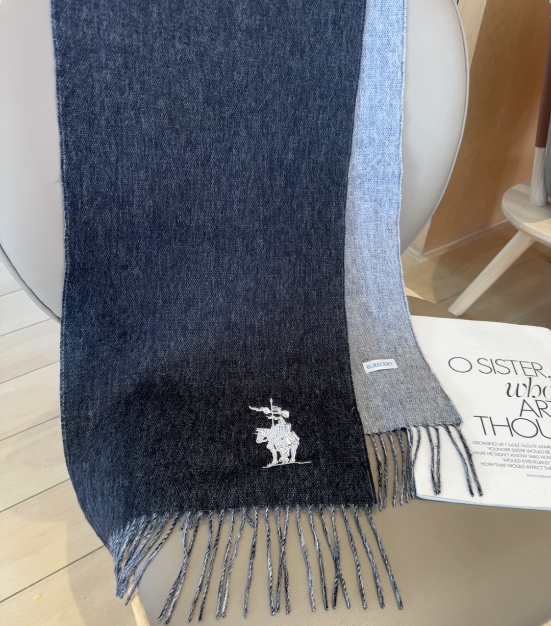 【▪️ 惊艳！披着围着都美的~让人过目不忘！！】巴宝莉这款出来的效果真的，一秒美晕！！太有设计感了，太美