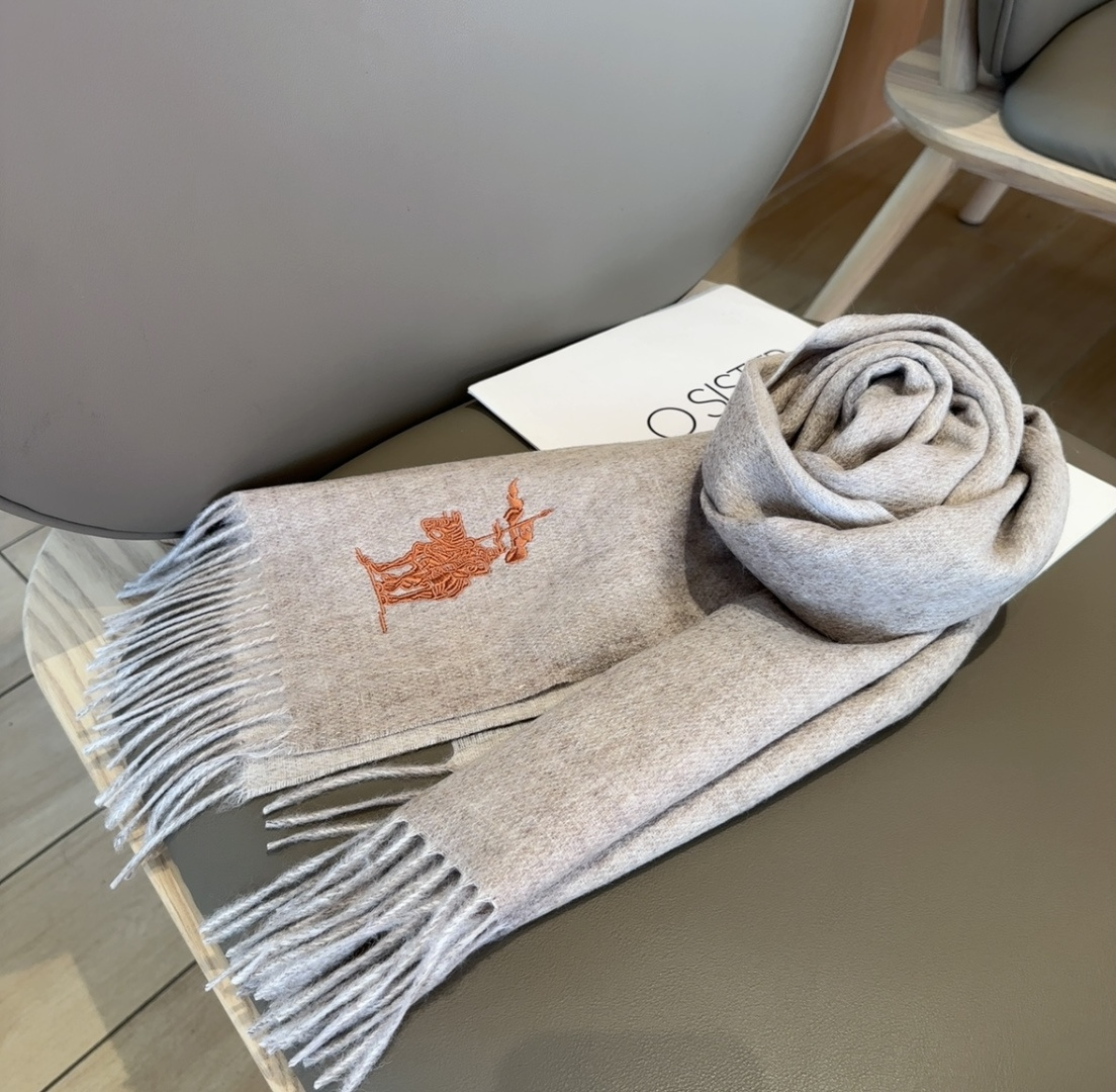 【▪️ 惊艳！披着围着都美的~让人过目不忘！！】巴宝莉这款出来的效果真的，一秒美晕！！太有设计感了，太美