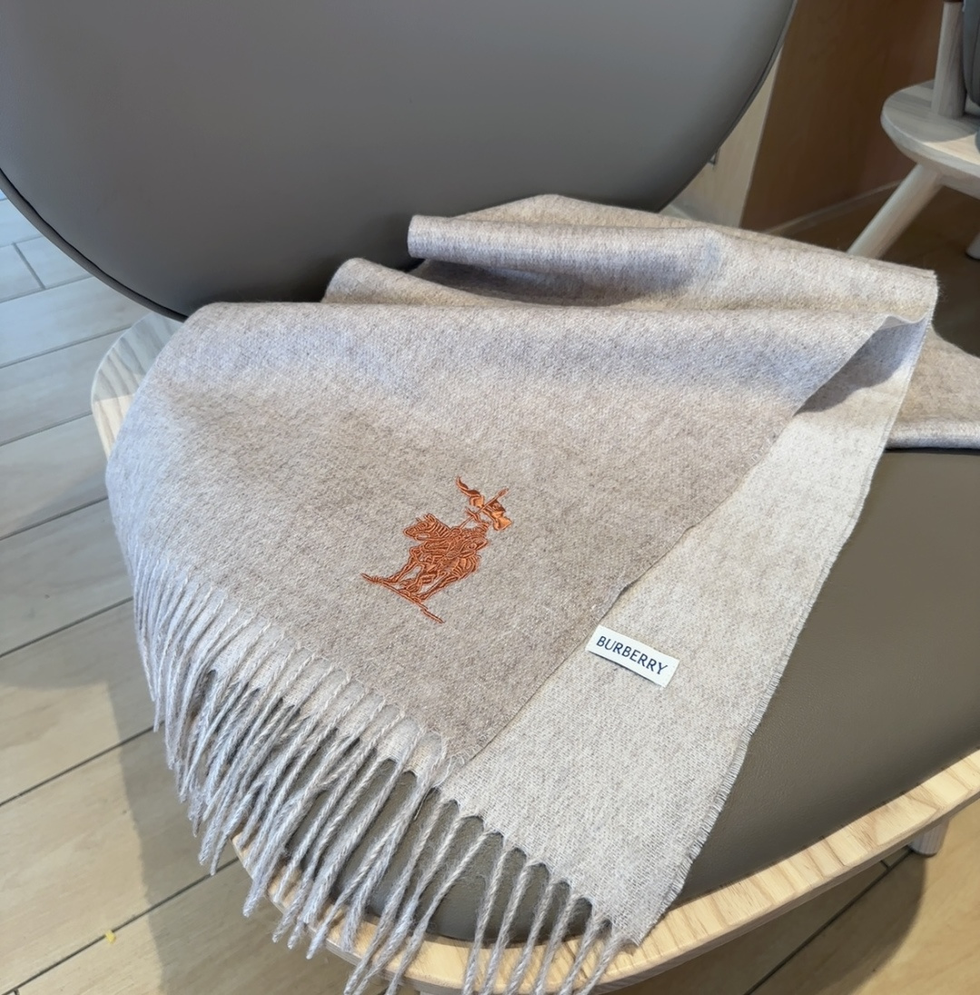 【▪️ 惊艳！披着围着都美的~让人过目不忘！！】巴宝莉这款出来的效果真的，一秒美晕！！太有设计感了，太美