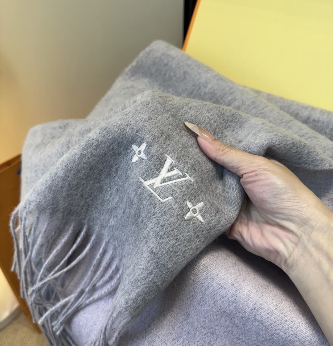 Lv围巾❗️好看的要疯掉了，太有型太有魅力了❗️❗️非常斯文时尚的秋冬单品！真的很喜欢，非常Classi