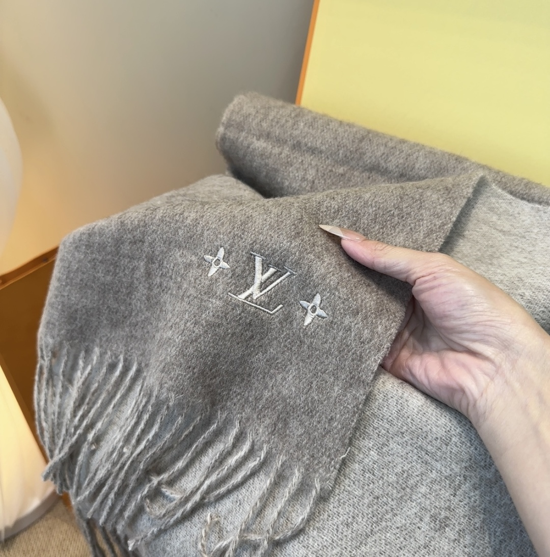 Lv围巾❗️好看的要疯掉了，太有型太有魅力了❗️❗️非常斯文时尚的秋冬单品！真的很喜欢，非常Classi