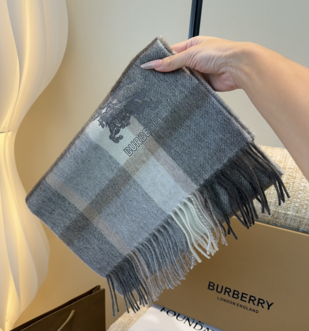 【▪️家属福利来了！！巴宝莉高端重磅男士围巾！】怒赞推荐，激动~！！下手绝对要快，同步专柜，最高端的男士