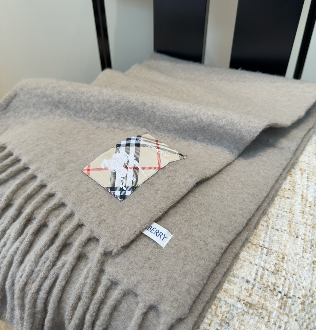 ▪❤️️巴宝莉超美新款马海毛围巾！超级推荐入手！】质感好货！主打的马海毛围巾~据说超难买哦！！打了好多次