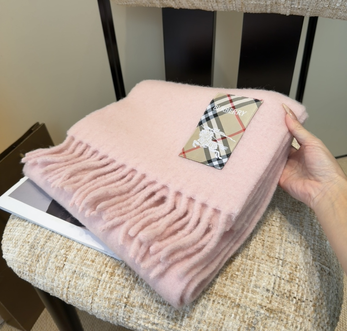 ▪❤️️巴宝莉超美新款马海毛围巾！超级推荐入手！】质感好货！主打的马海毛围巾~据说超难买哦！！打了好多次