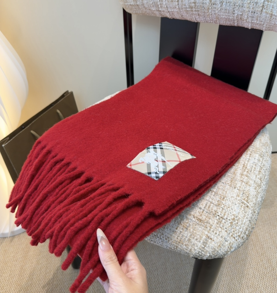 ▪❤️️巴宝莉超美新款马海毛围巾！超级推荐入手！】质感好货！主打的马海毛围巾~据说超难买哦！！打了好多次