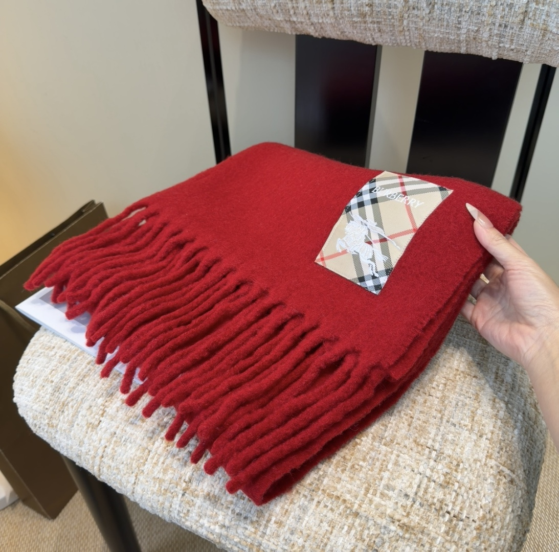 ▪❤️️巴宝莉超美新款马海毛围巾！超级推荐入手！】质感好货！主打的马海毛围巾~据说超难买哦！！打了好多次