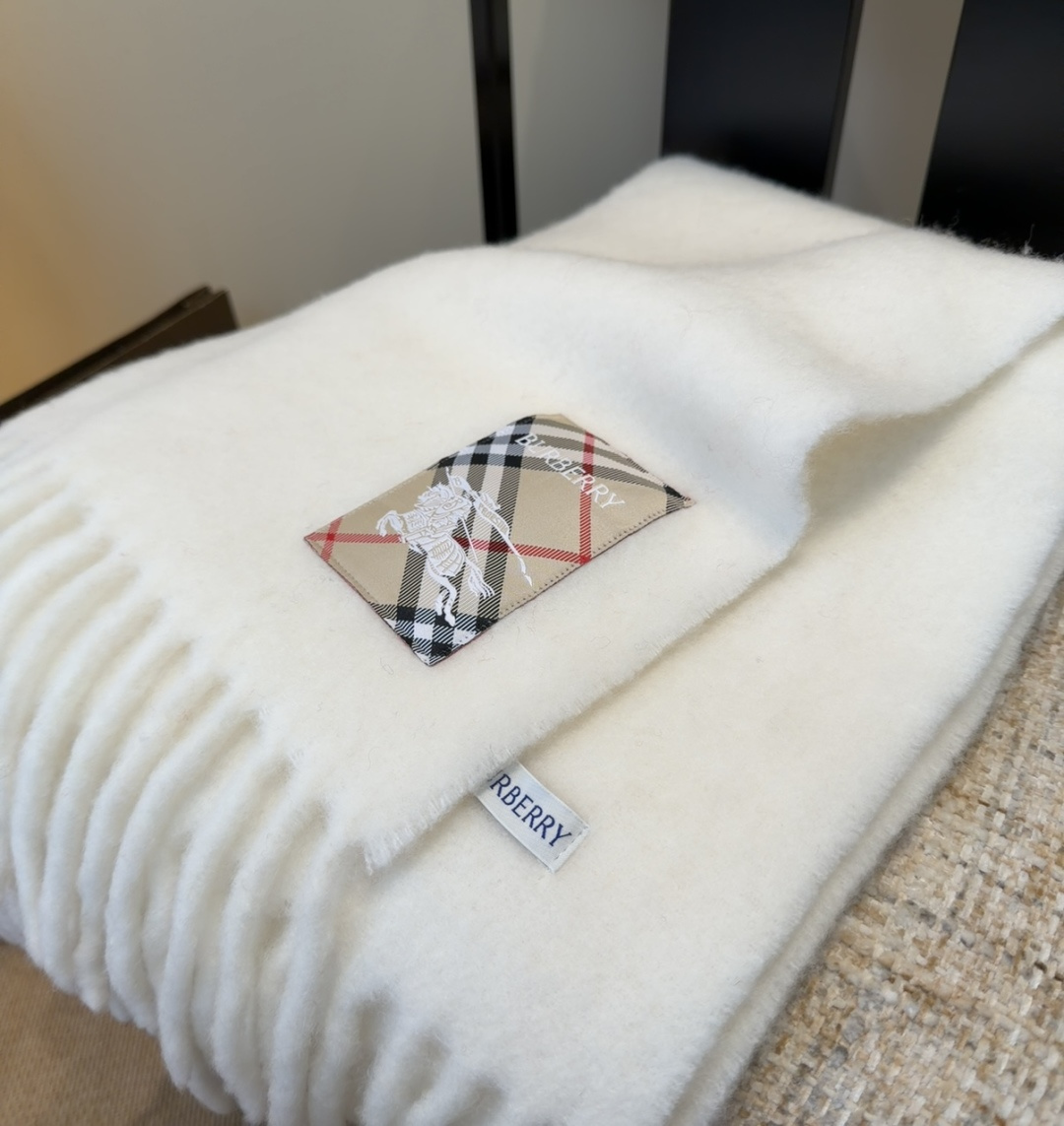 ▪❤️️巴宝莉超美新款马海毛围巾！超级推荐入手！】质感好货！主打的马海毛围巾~据说超难买哦！！打了好多次