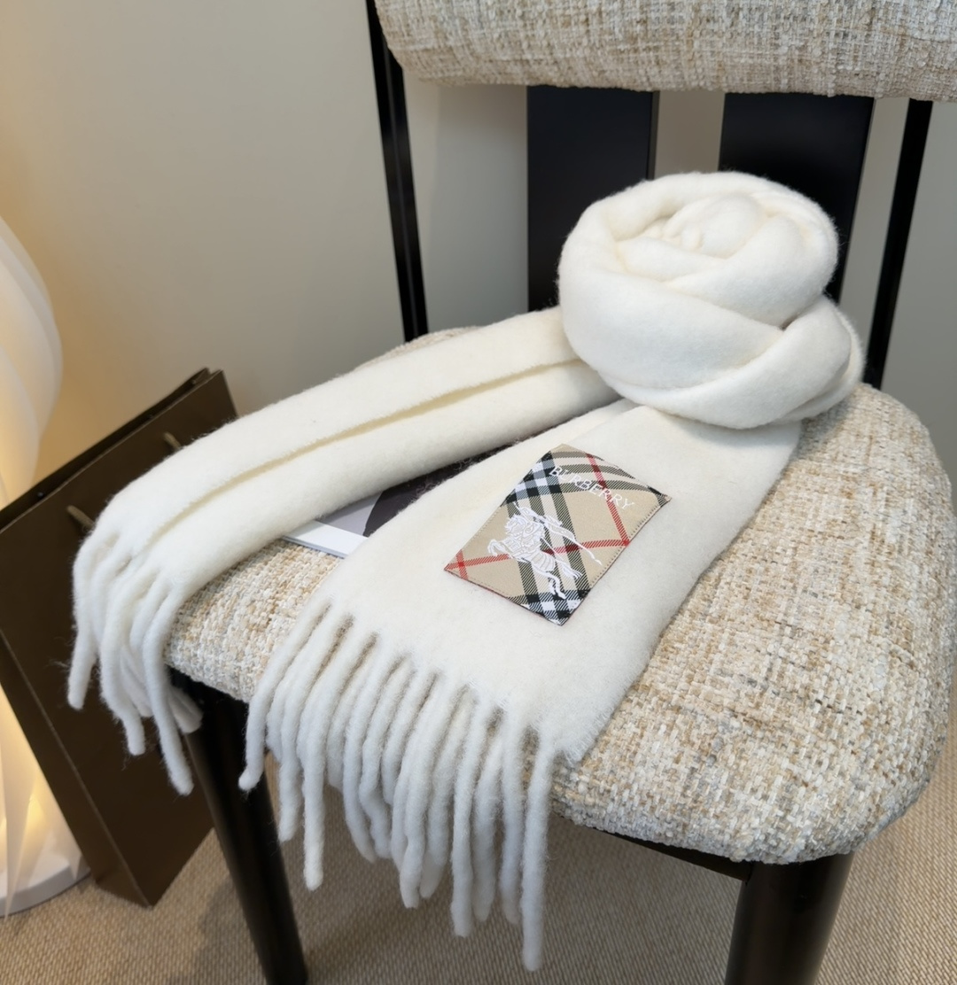 ▪❤️️巴宝莉超美新款马海毛围巾！超级推荐入手！】质感好货！主打的马海毛围巾~据说超难买哦！！打了好多次