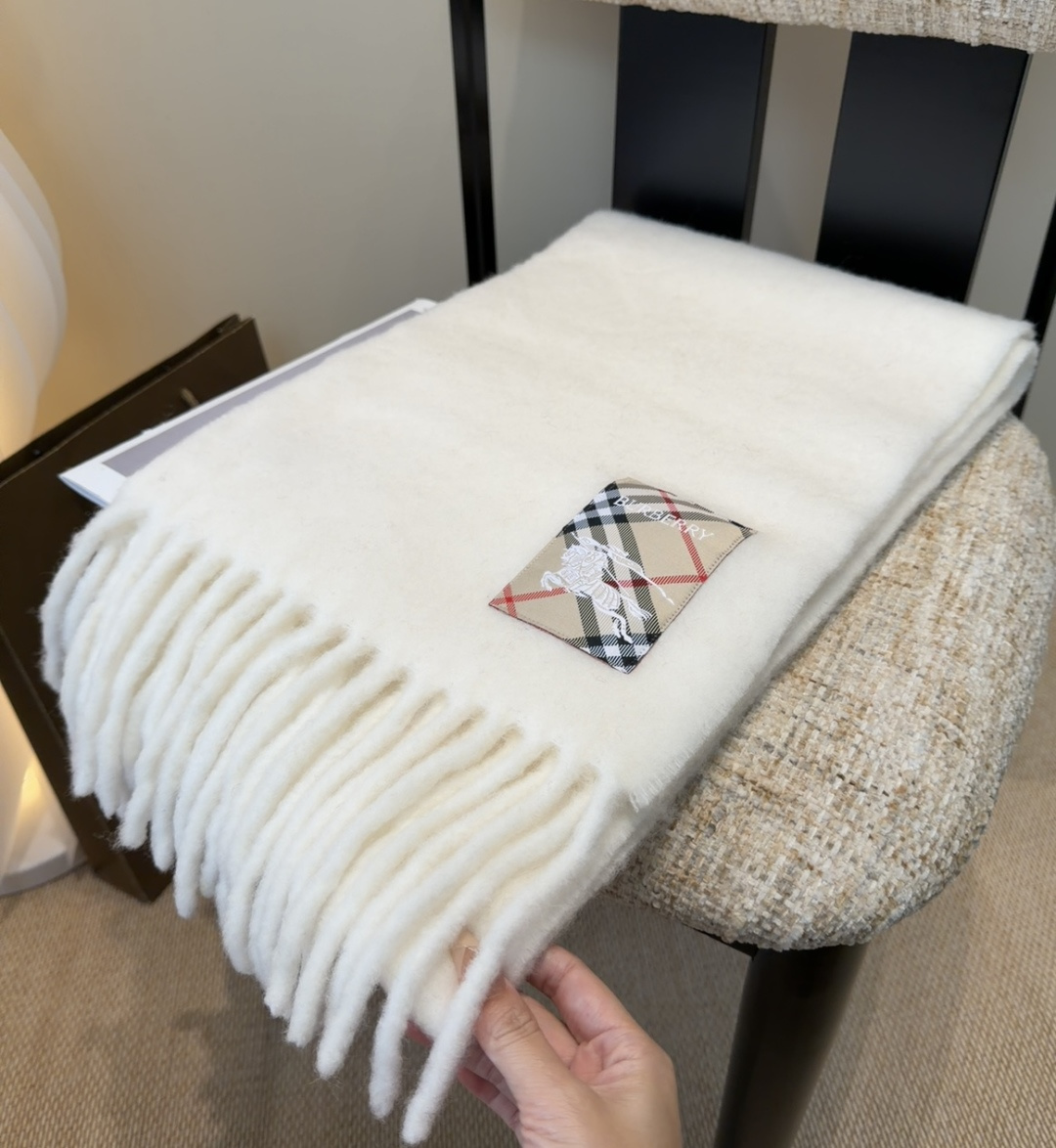 ▪❤️️巴宝莉超美新款马海毛围巾！超级推荐入手！】质感好货！主打的马海毛围巾~据说超难买哦！！打了好多次