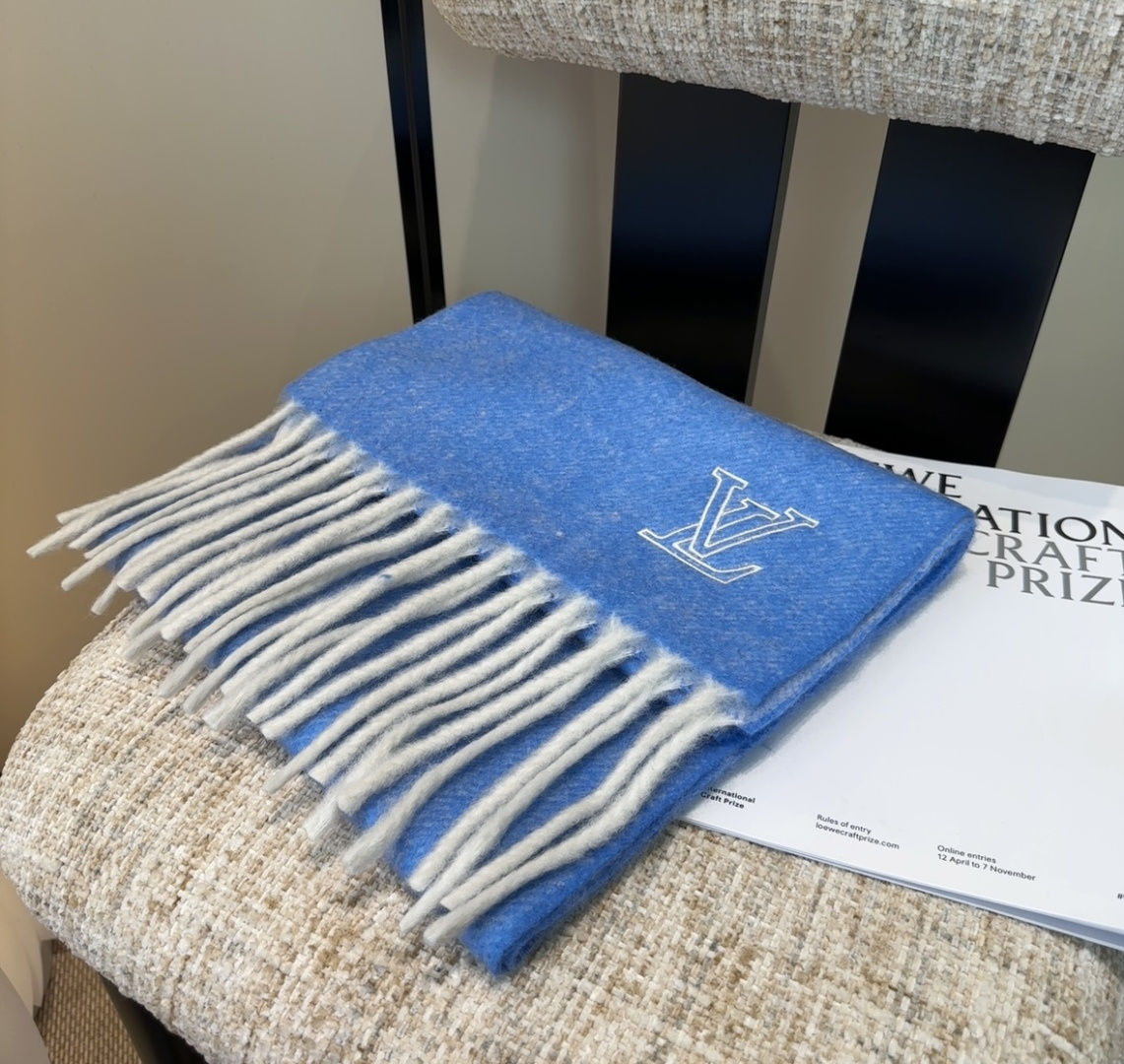 Lv超美新款马海毛围巾！超级推荐入手！】质感好货！主打的马海毛围巾~据说超难买哦！！打了好多次版！终于出