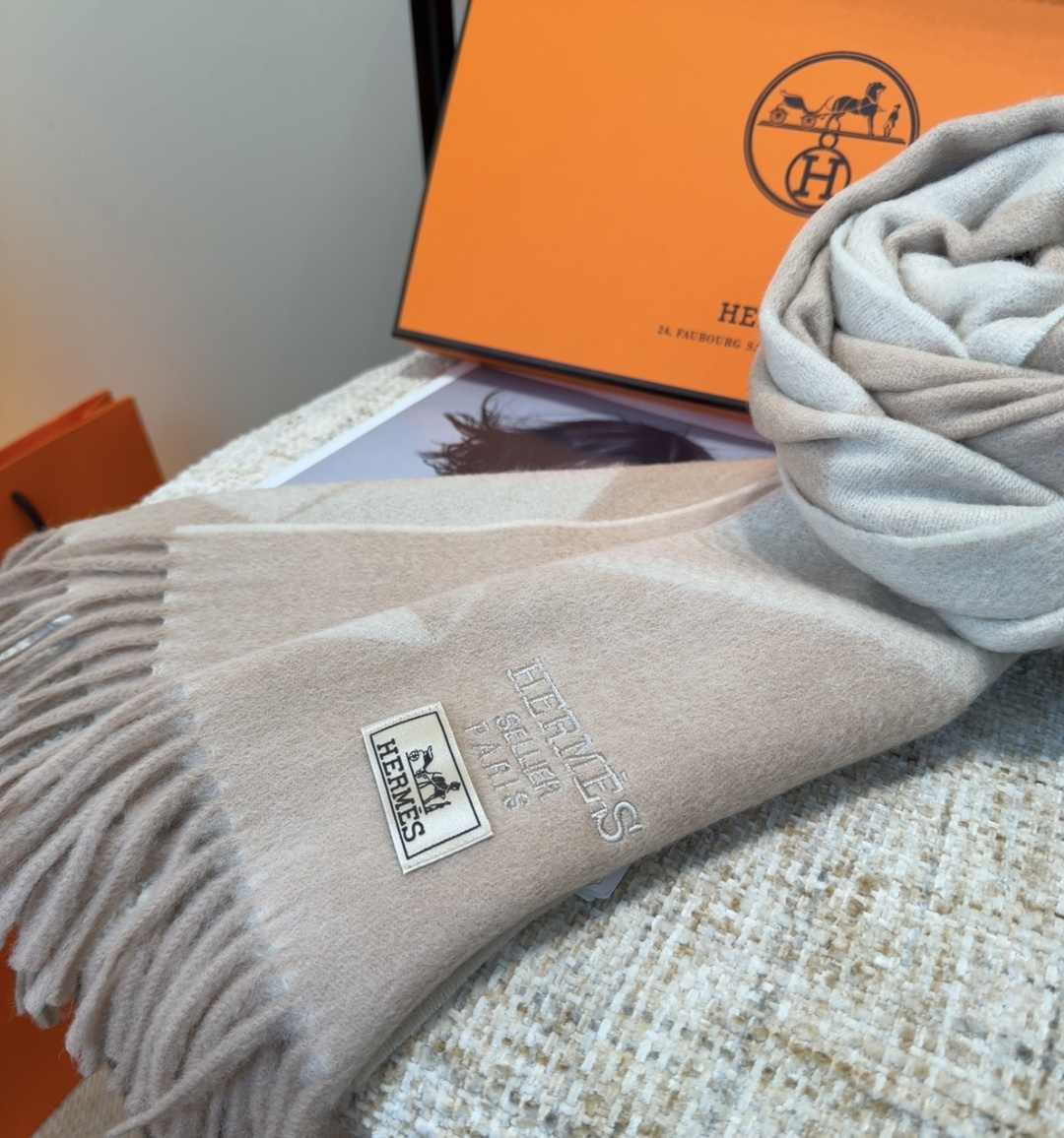 2025年Hermes · 爱马仕，难得一见的温柔配色，低调又不失优雅❗️】重点推荐❗️双边配色，一条围