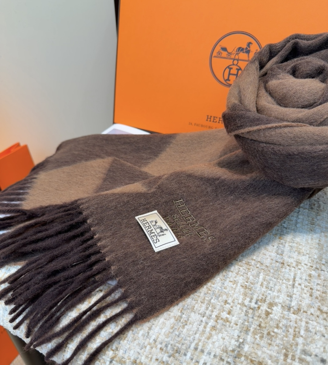 2025年Hermes · 爱马仕，难得一见的温柔配色，低调又不失优雅❗️】重点推荐❗️双边配色，一条围