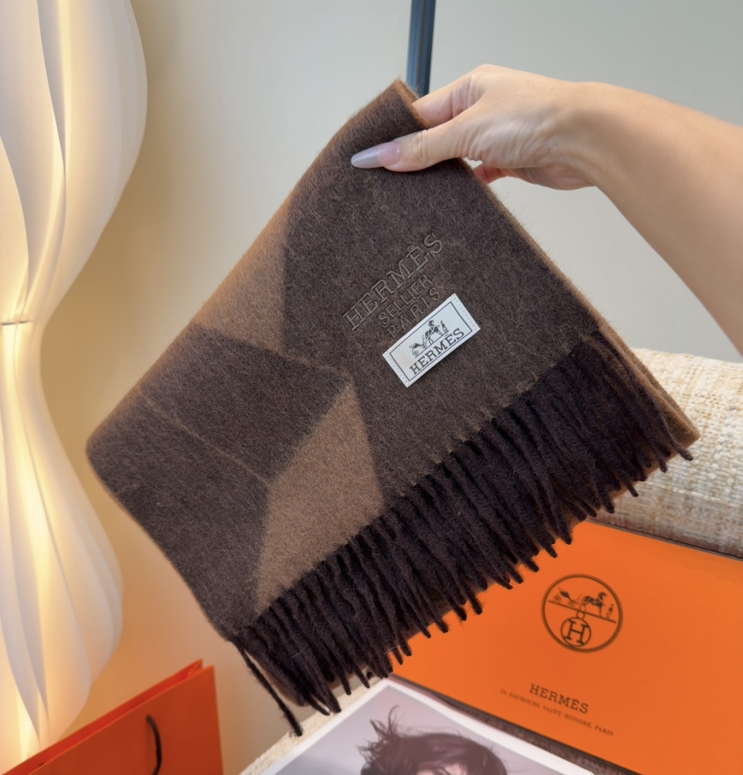 2025年Hermes · 爱马仕，难得一见的温柔配色，低调又不失优雅❗️】重点推荐❗️双边配色，一条围