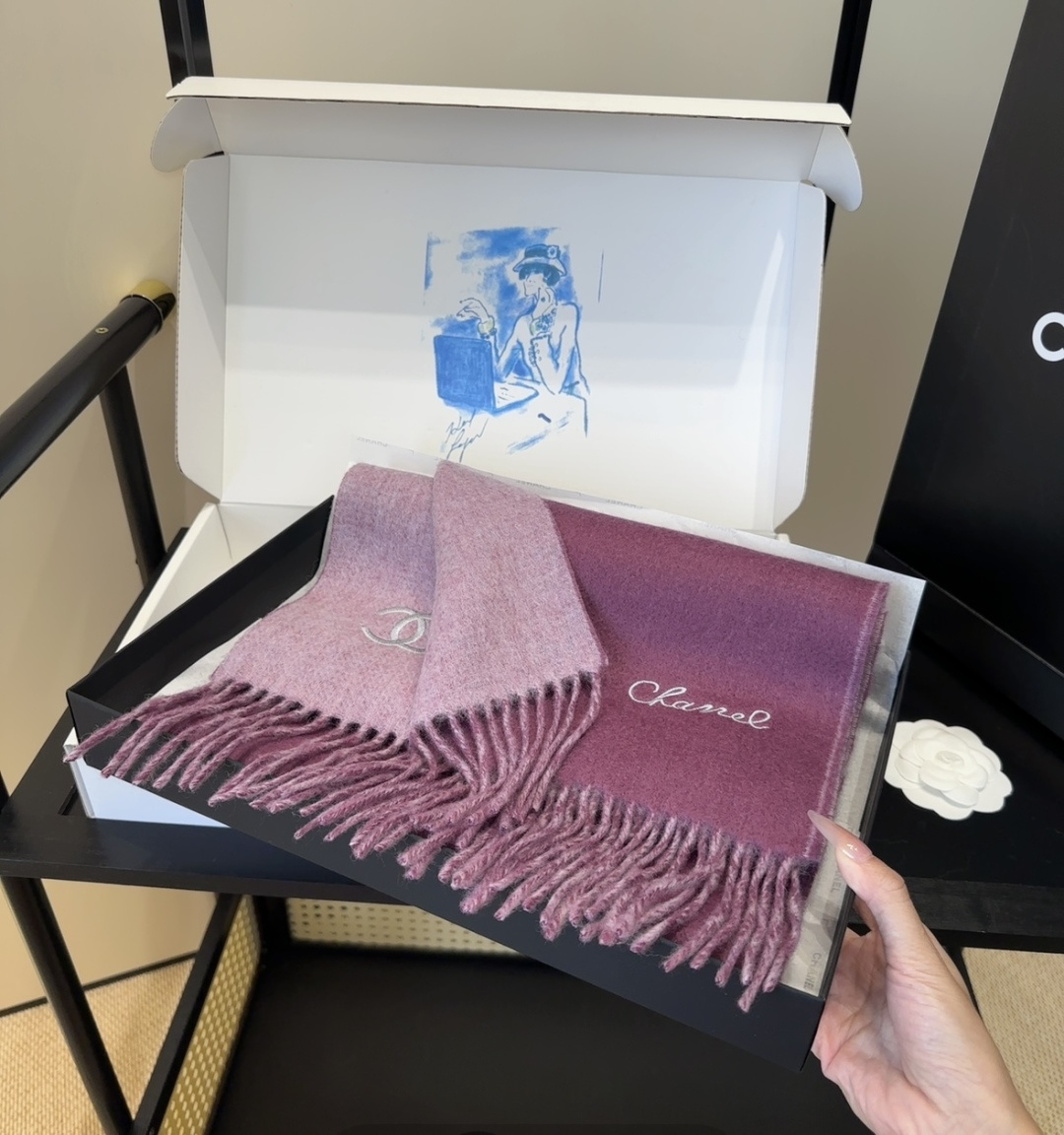 【▪Chanel · 香奈儿难得一见的温柔配色，超级迷恋❗️气质低调恬静又不失优雅❗️】重点推荐❗️高级