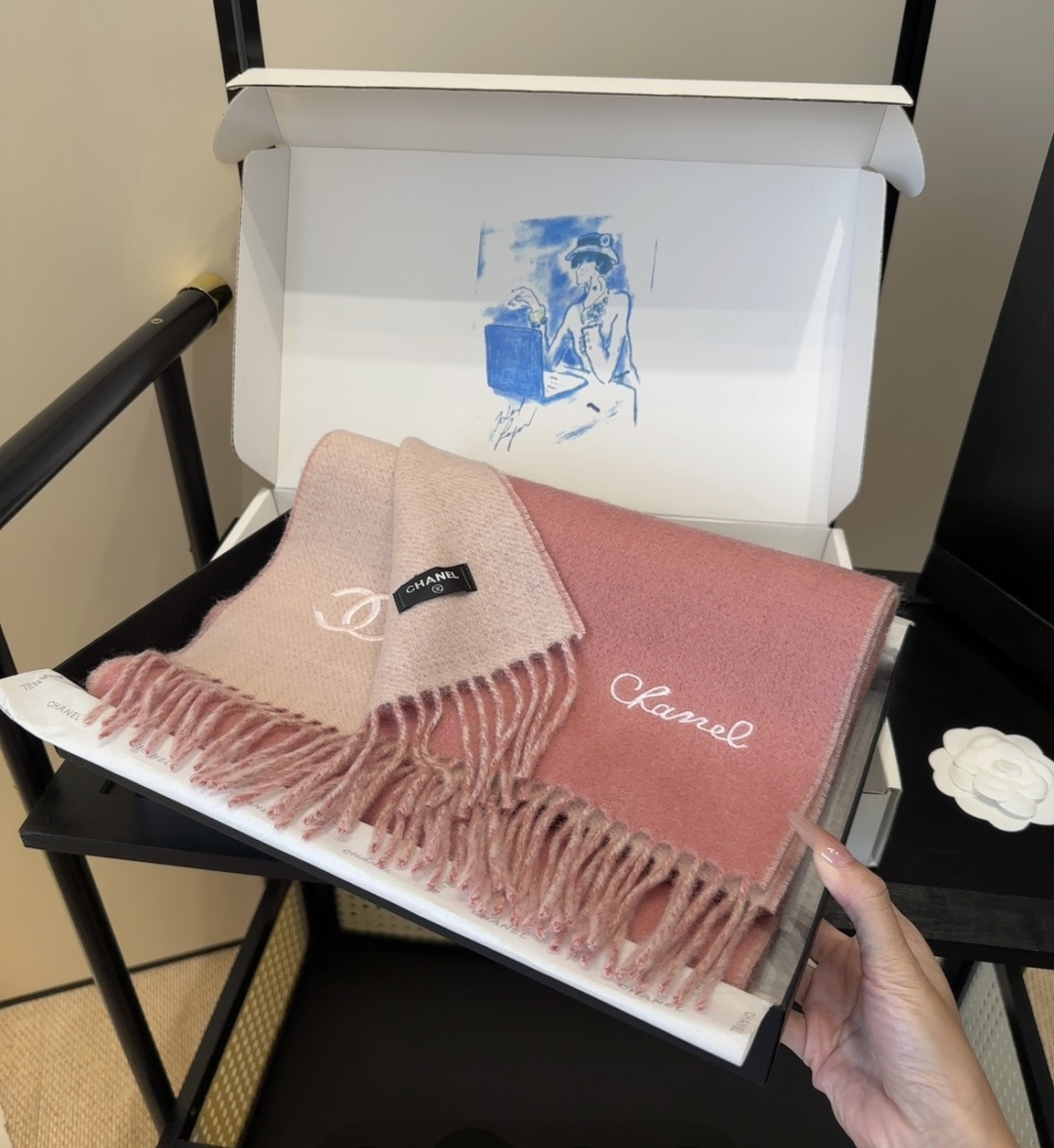 【▪Chanel · 香奈儿难得一见的温柔配色，超级迷恋❗️气质低调恬静又不失优雅❗️】重点推荐❗️高级