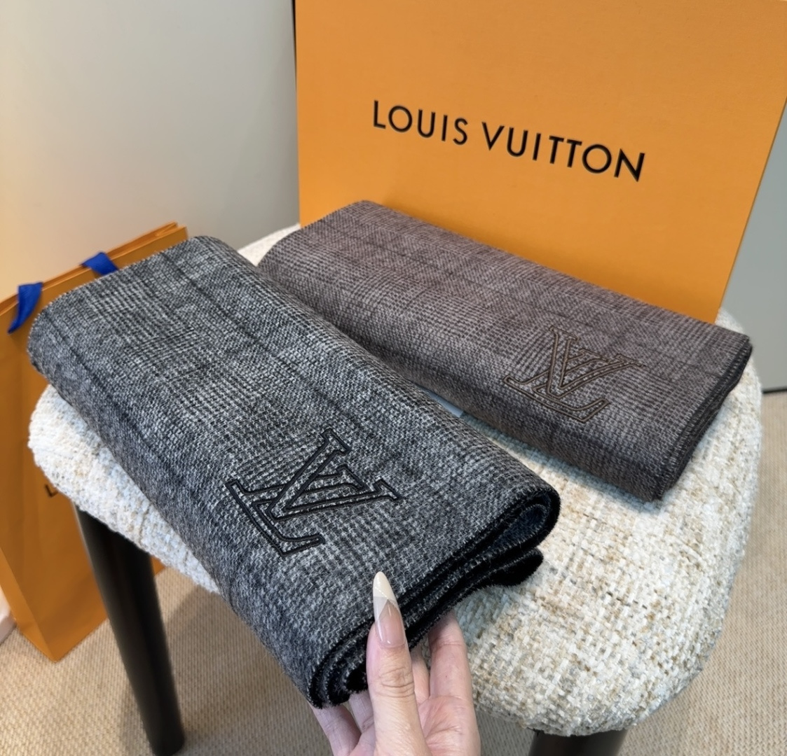 Lv围巾❗️好看的要疯掉了，太有型太有魅力了❗️❗️非常斯文时尚的秋冬单品！真的很喜欢，非常Classi