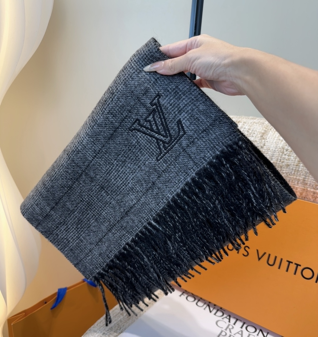 Lv围巾❗️好看的要疯掉了，太有型太有魅力了❗️❗️非常斯文时尚的秋冬单品！真的很喜欢，非常Classi
