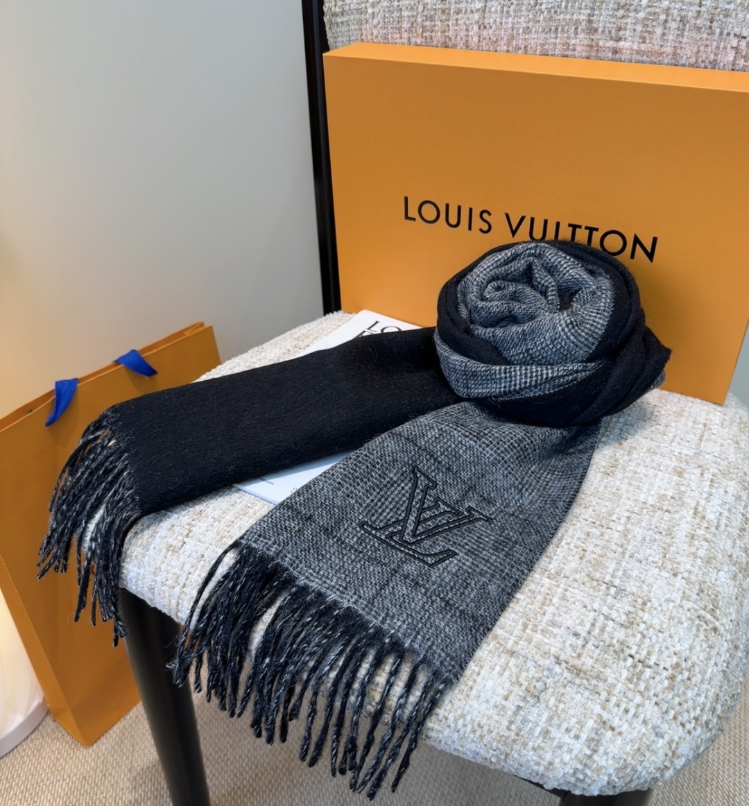 Lv围巾❗️好看的要疯掉了，太有型太有魅力了❗️❗️非常斯文时尚的秋冬单品！真的很喜欢，非常Classi