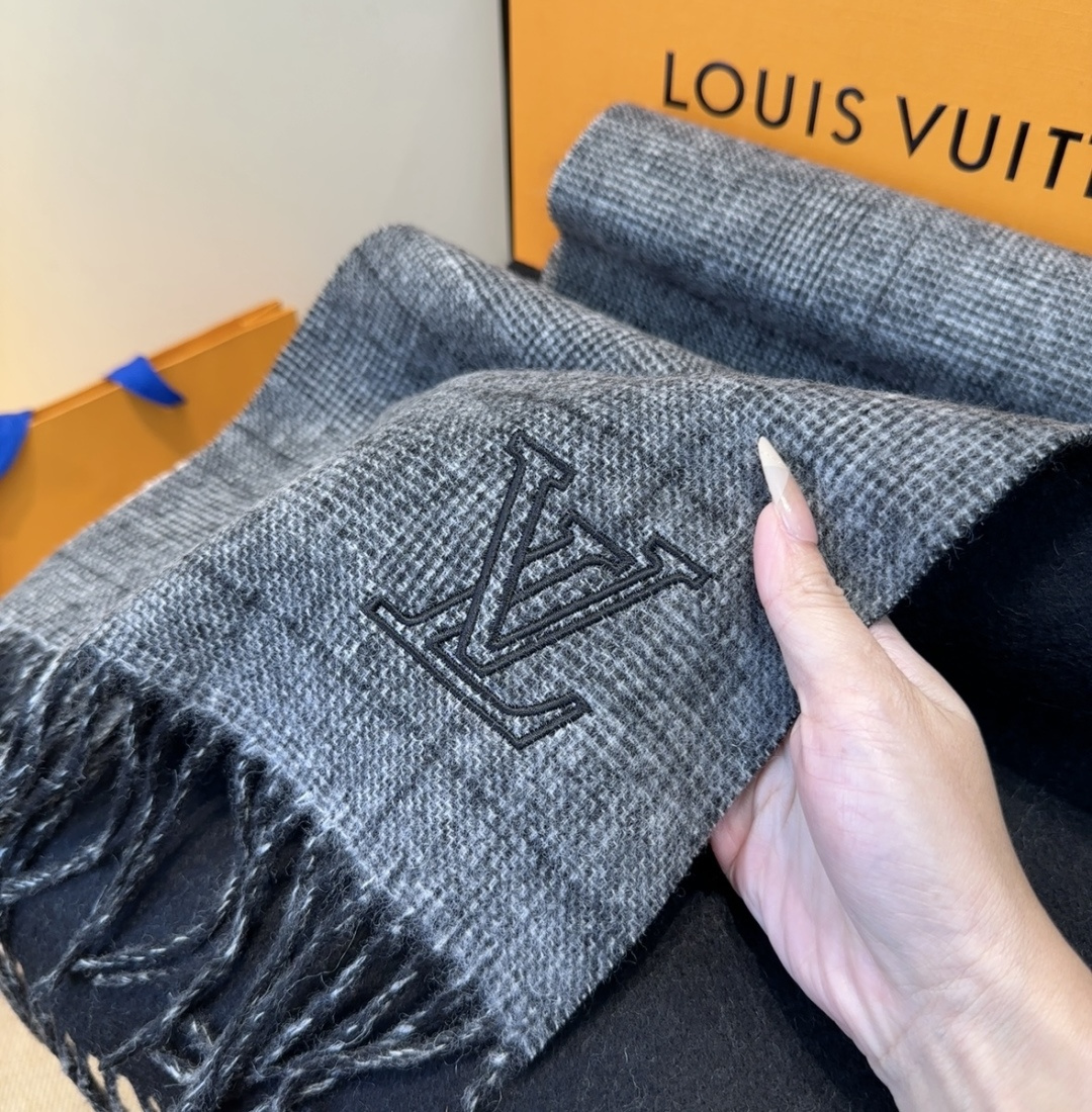 Lv围巾❗️好看的要疯掉了，太有型太有魅力了❗️❗️非常斯文时尚的秋冬单品！真的很喜欢，非常Classi