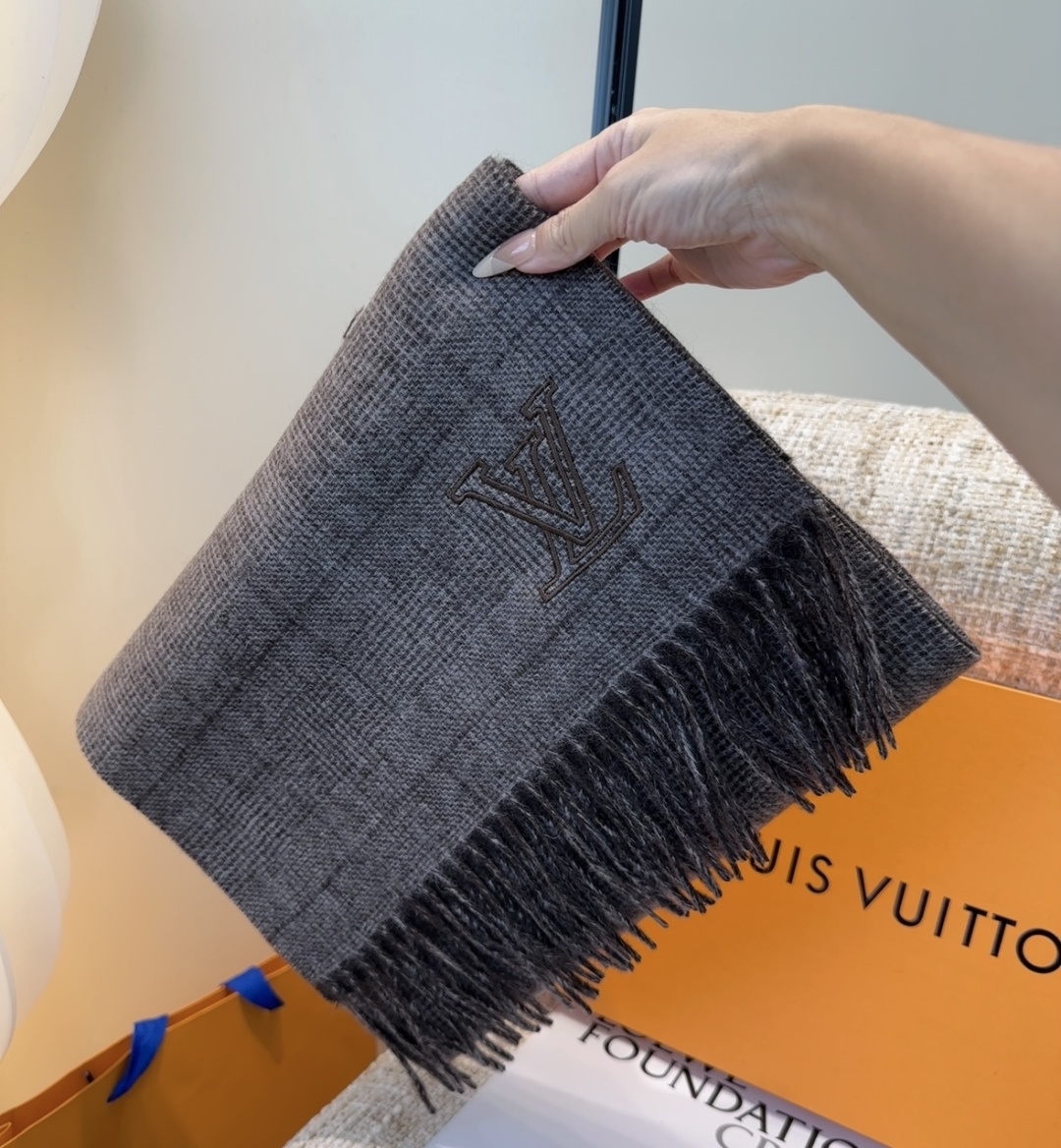 Lv围巾❗️好看的要疯掉了，太有型太有魅力了❗️❗️非常斯文时尚的秋冬单品！真的很喜欢，非常Classi