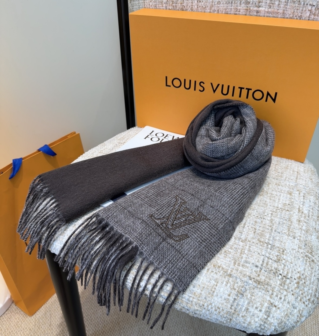 Lv围巾❗️好看的要疯掉了，太有型太有魅力了❗️❗️非常斯文时尚的秋冬单品！真的很喜欢，非常Classi