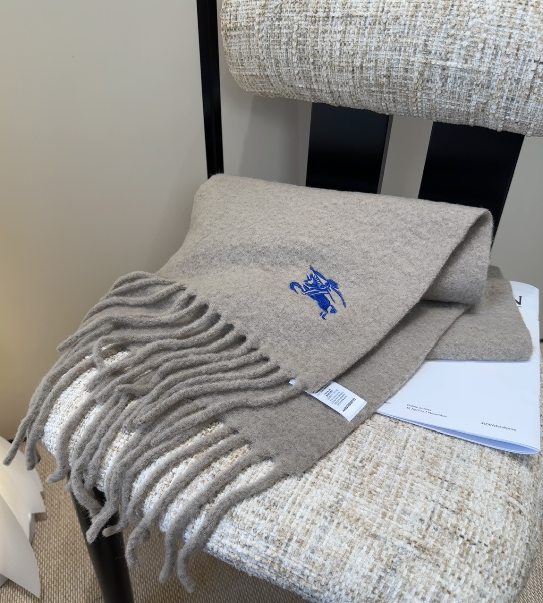 巴宝莉超美新款马海毛围巾！超级推荐入手！】质感好货！主打的马海毛围巾~据说超难买哦！！打了好多次版！终于