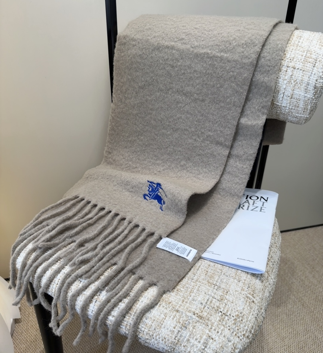 巴宝莉超美新款马海毛围巾！超级推荐入手！】质感好货！主打的马海毛围巾~据说超难买哦！！打了好多次版！终于