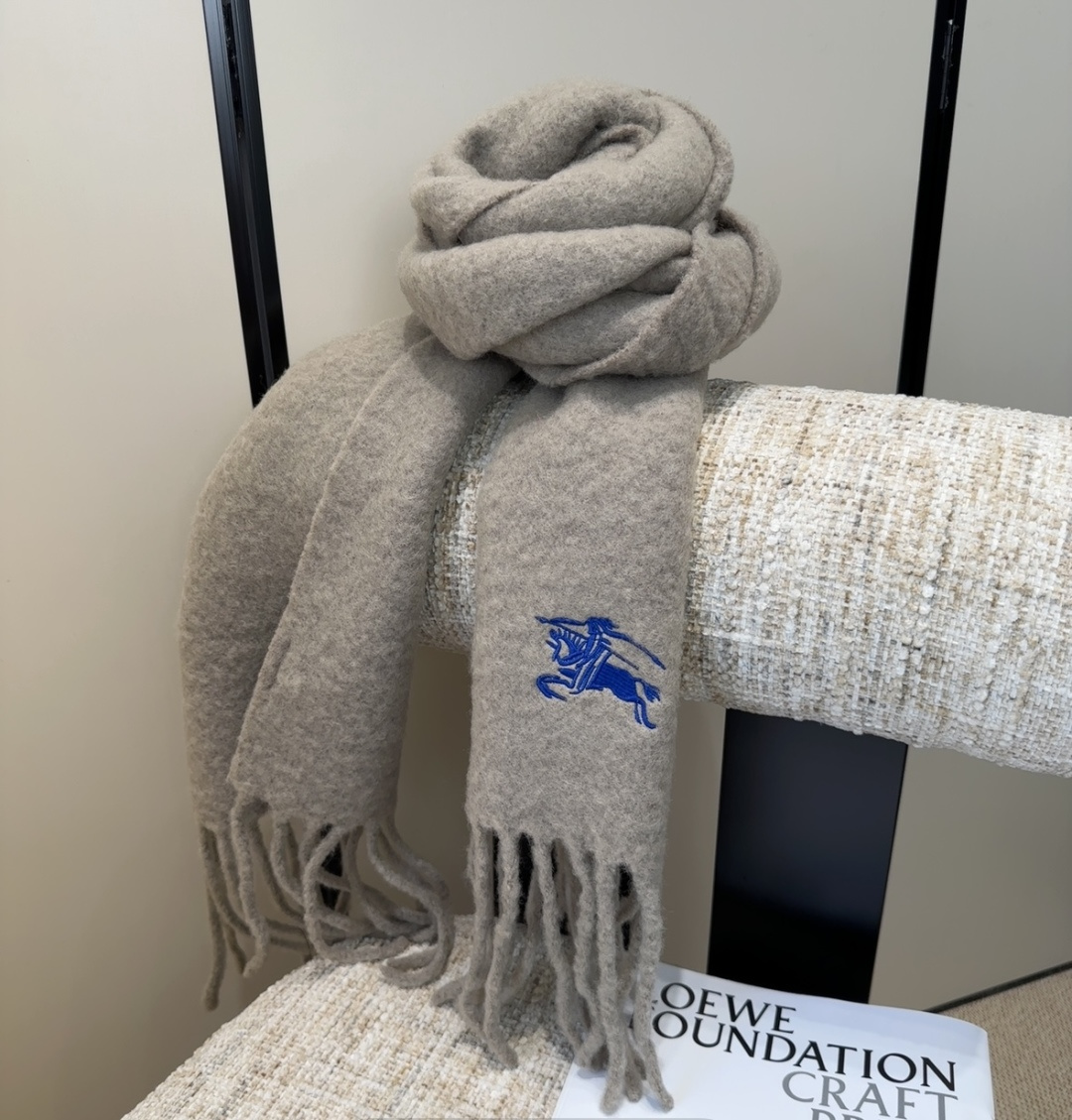 巴宝莉超美新款马海毛围巾！超级推荐入手！】质感好货！主打的马海毛围巾~据说超难买哦！！打了好多次版！终于