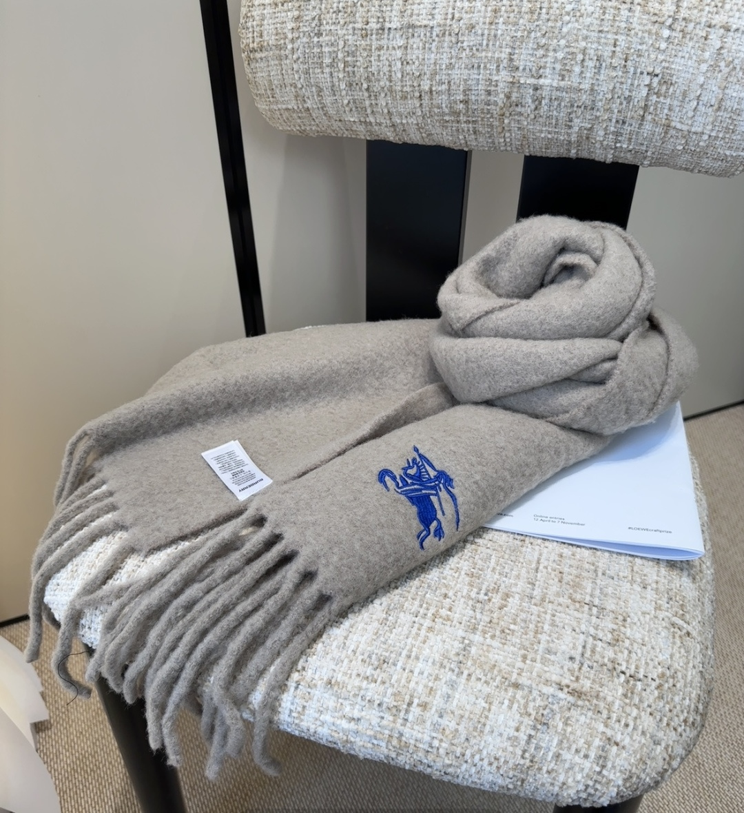 巴宝莉超美新款马海毛围巾！超级推荐入手！】质感好货！主打的马海毛围巾~据说超难买哦！！打了好多次版！终于