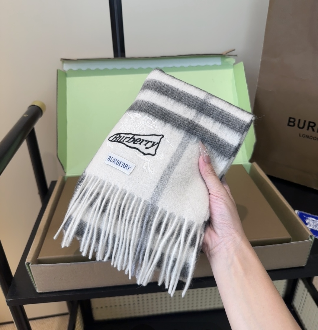 Burberry · 巴宝莉格子围巾❗️好看的要疯掉了，太有型太有魅力了❗️❗️非常斯文时尚的秋冬单品！