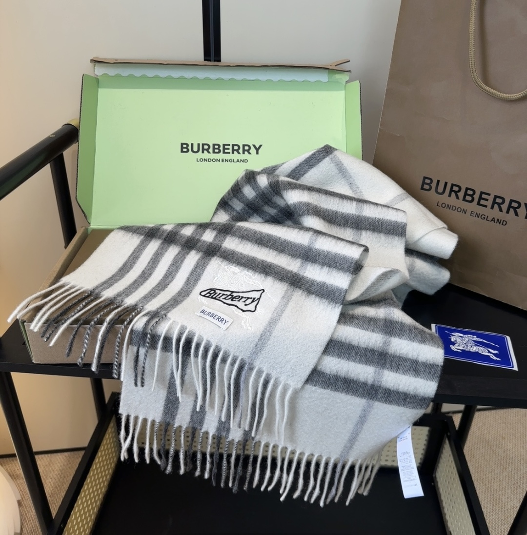 Burberry · 巴宝莉格子围巾❗️好看的要疯掉了，太有型太有魅力了❗️❗️非常斯文时尚的秋冬单品！