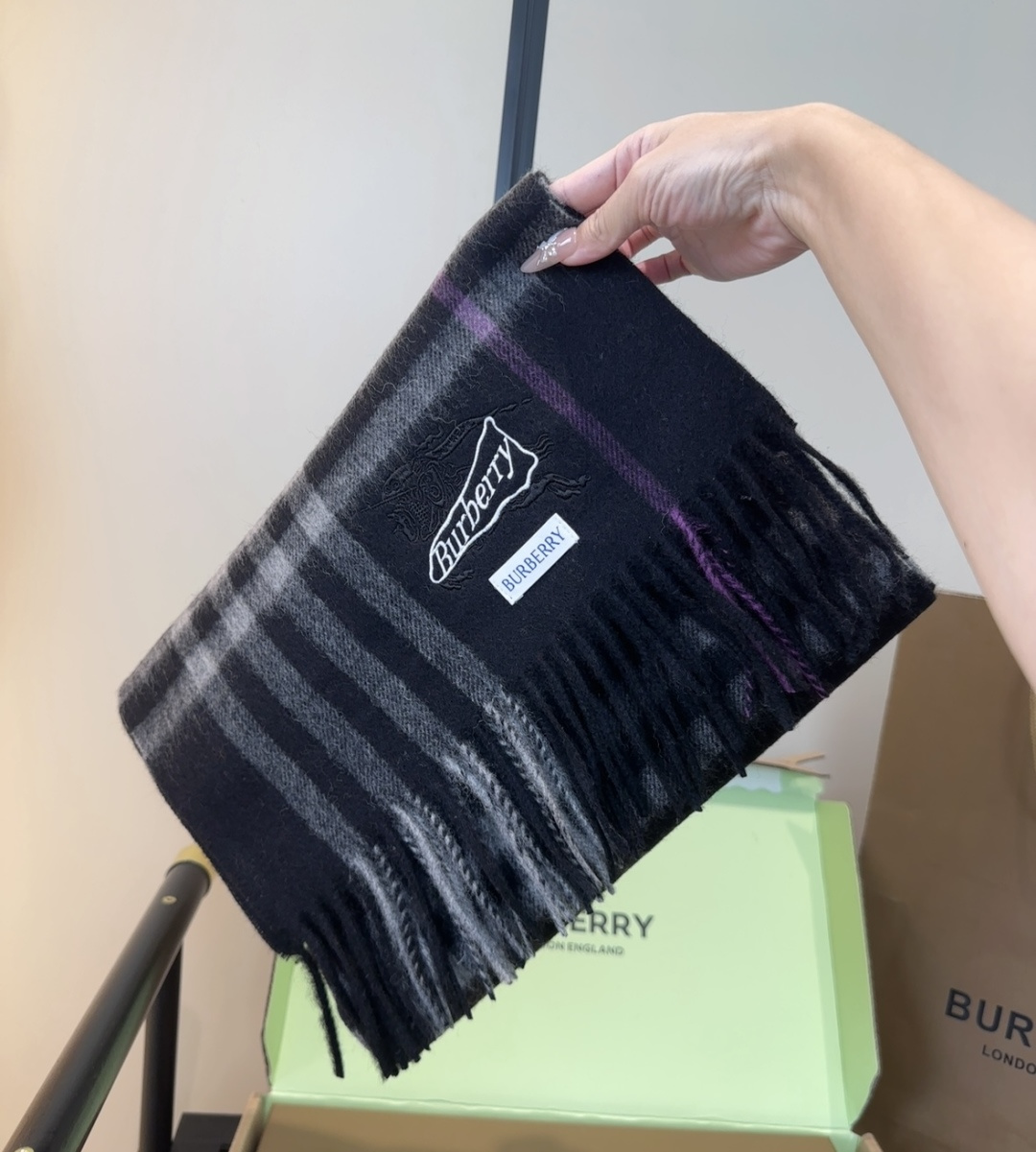 Burberry · 巴宝莉格子围巾❗️好看的要疯掉了，太有型太有魅力了❗️❗️非常斯文时尚的秋冬单品！