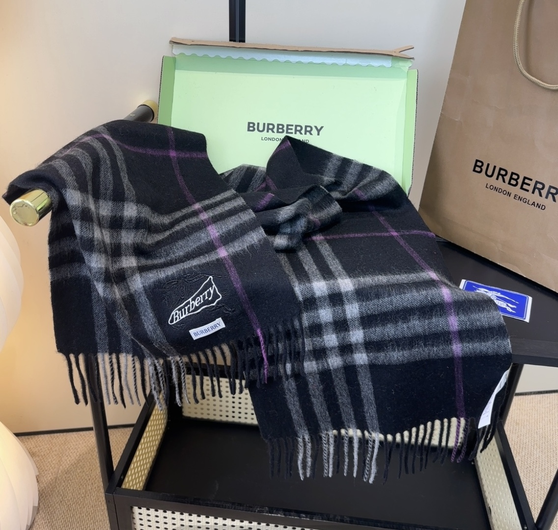 Burberry · 巴宝莉格子围巾❗️好看的要疯掉了，太有型太有魅力了❗️❗️非常斯文时尚的秋冬单品！