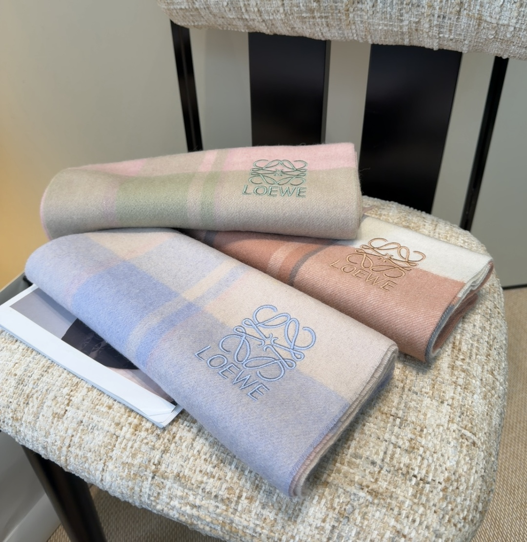 【▪Loewe · 罗意威难得一见的温柔配色，低调又不失优雅❗】重点推荐❗双面配色，一条围巾两种风格搭配