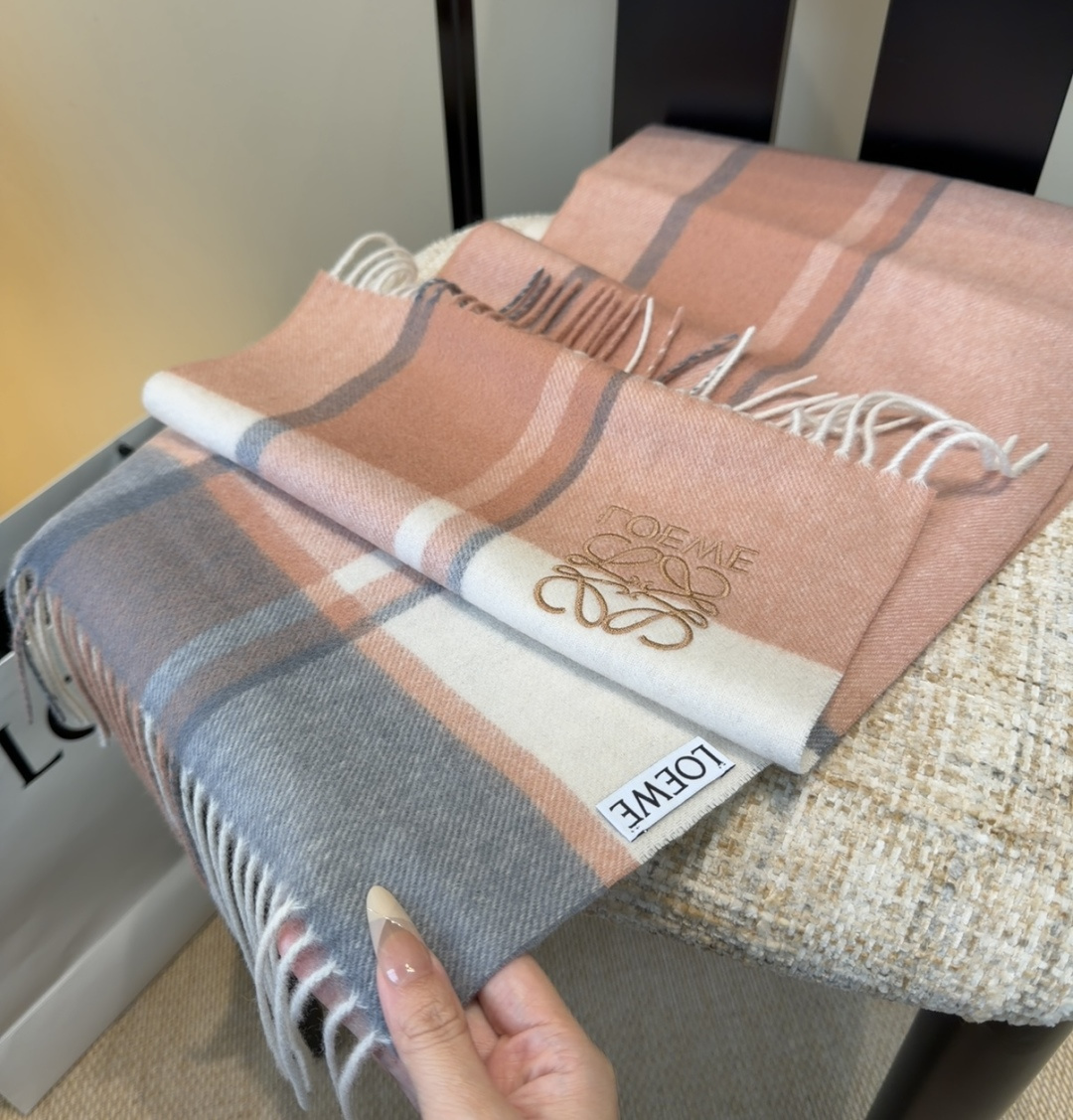 【▪Loewe · 罗意威难得一见的温柔配色，低调又不失优雅❗】重点推荐❗双面配色，一条围巾两种风格搭配