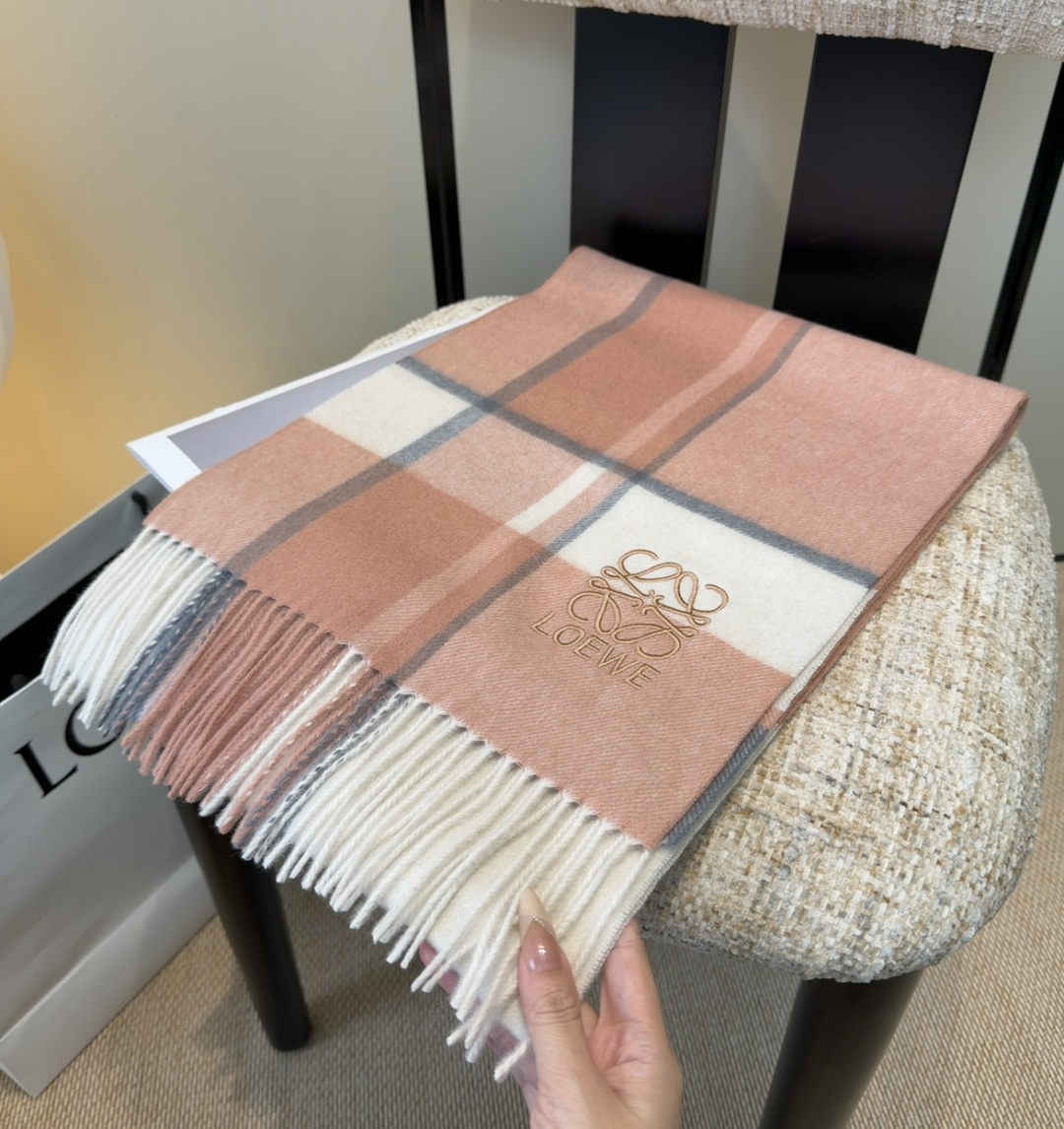 【▪Loewe · 罗意威难得一见的温柔配色，低调又不失优雅❗】重点推荐❗双面配色，一条围巾两种风格搭配