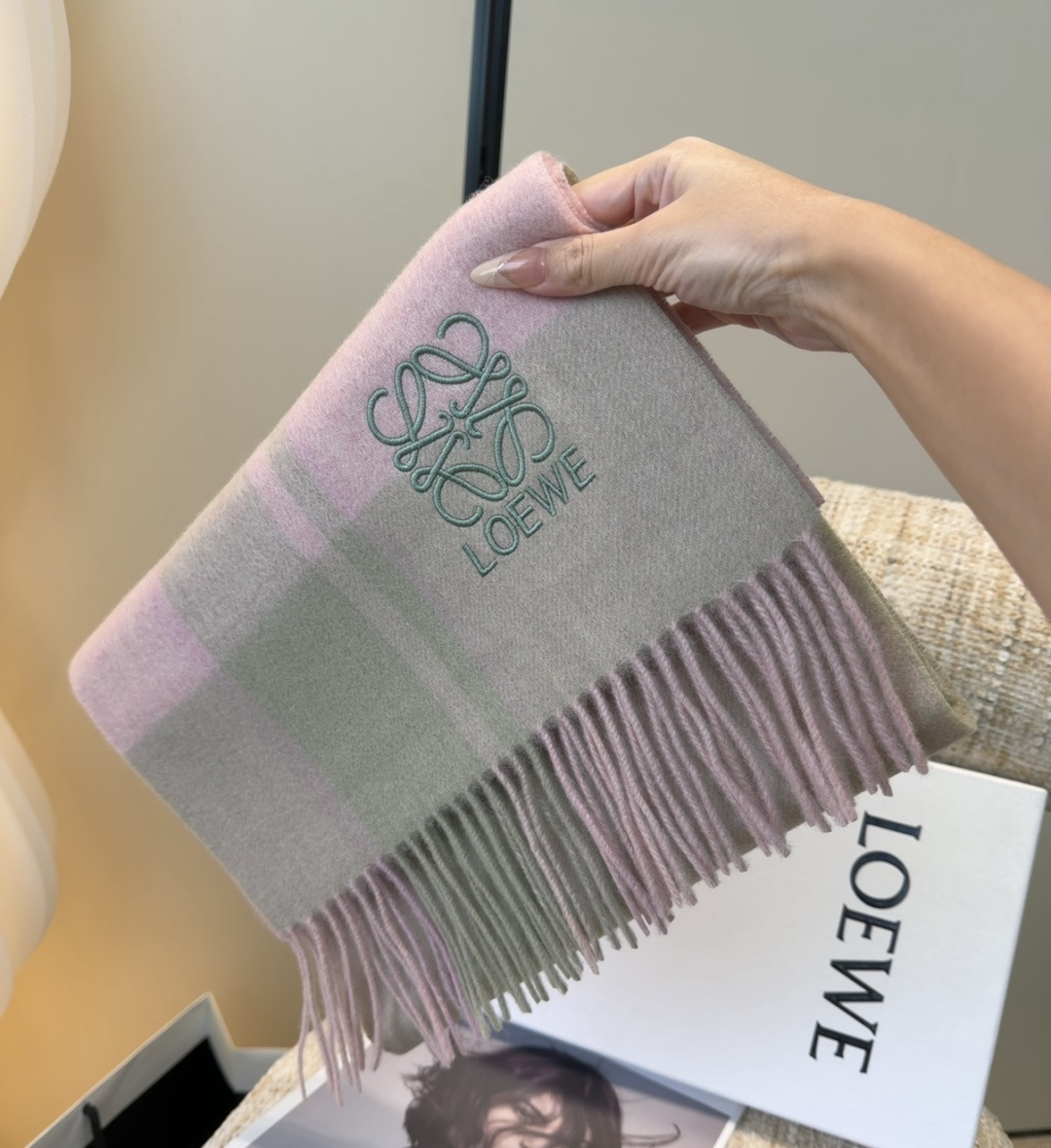 【▪Loewe · 罗意威难得一见的温柔配色，低调又不失优雅❗】重点推荐❗双面配色，一条围巾两种风格搭配
