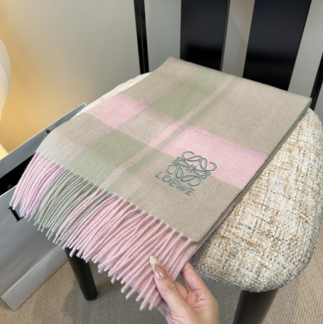 【▪Loewe · 罗意威难得一见的温柔配色，低调又不失优雅❗】重点推荐❗双面配色，一条围巾两种风格搭配