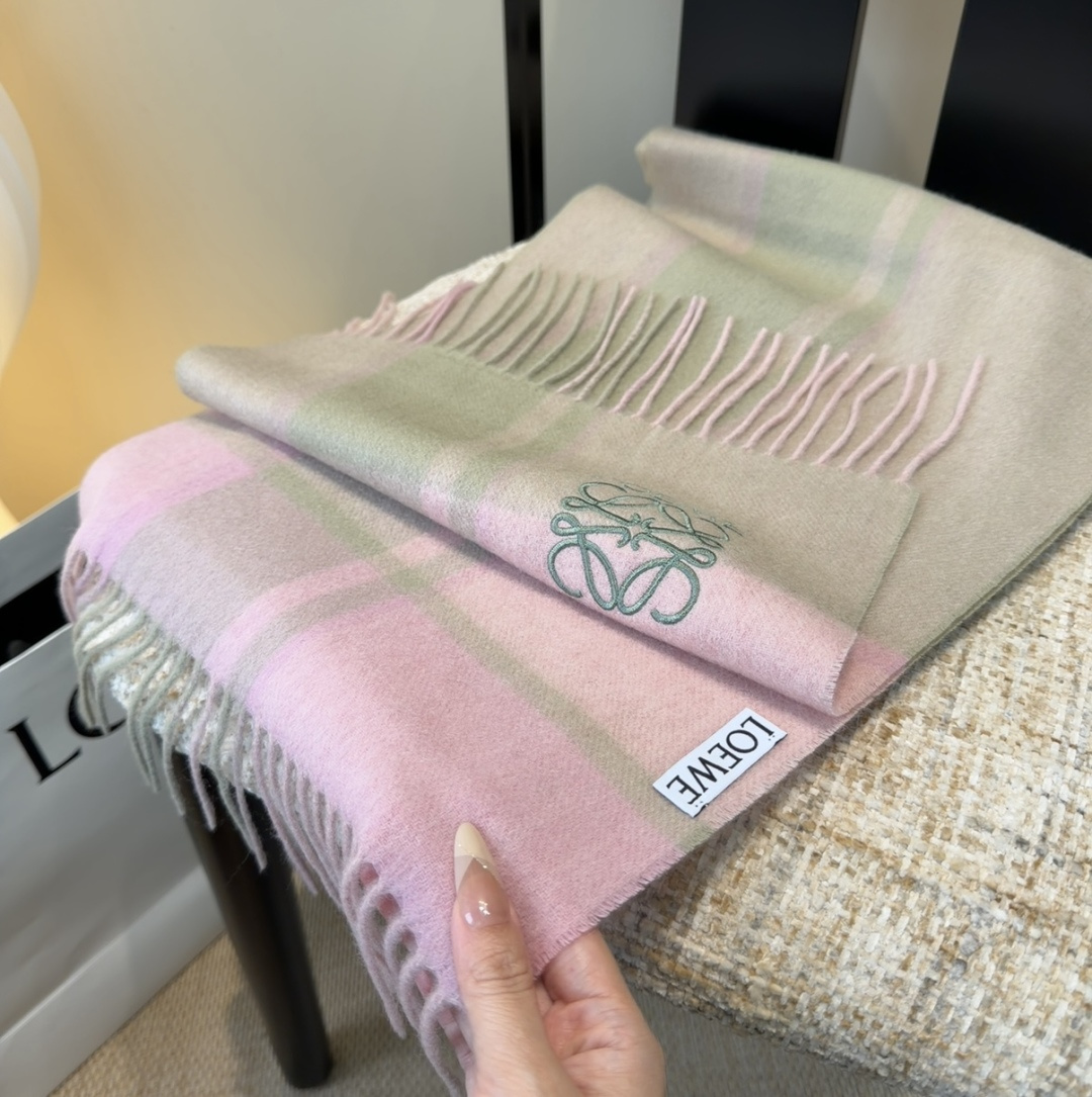 【▪Loewe · 罗意威难得一见的温柔配色，低调又不失优雅❗】重点推荐❗双面配色，一条围巾两种风格搭配