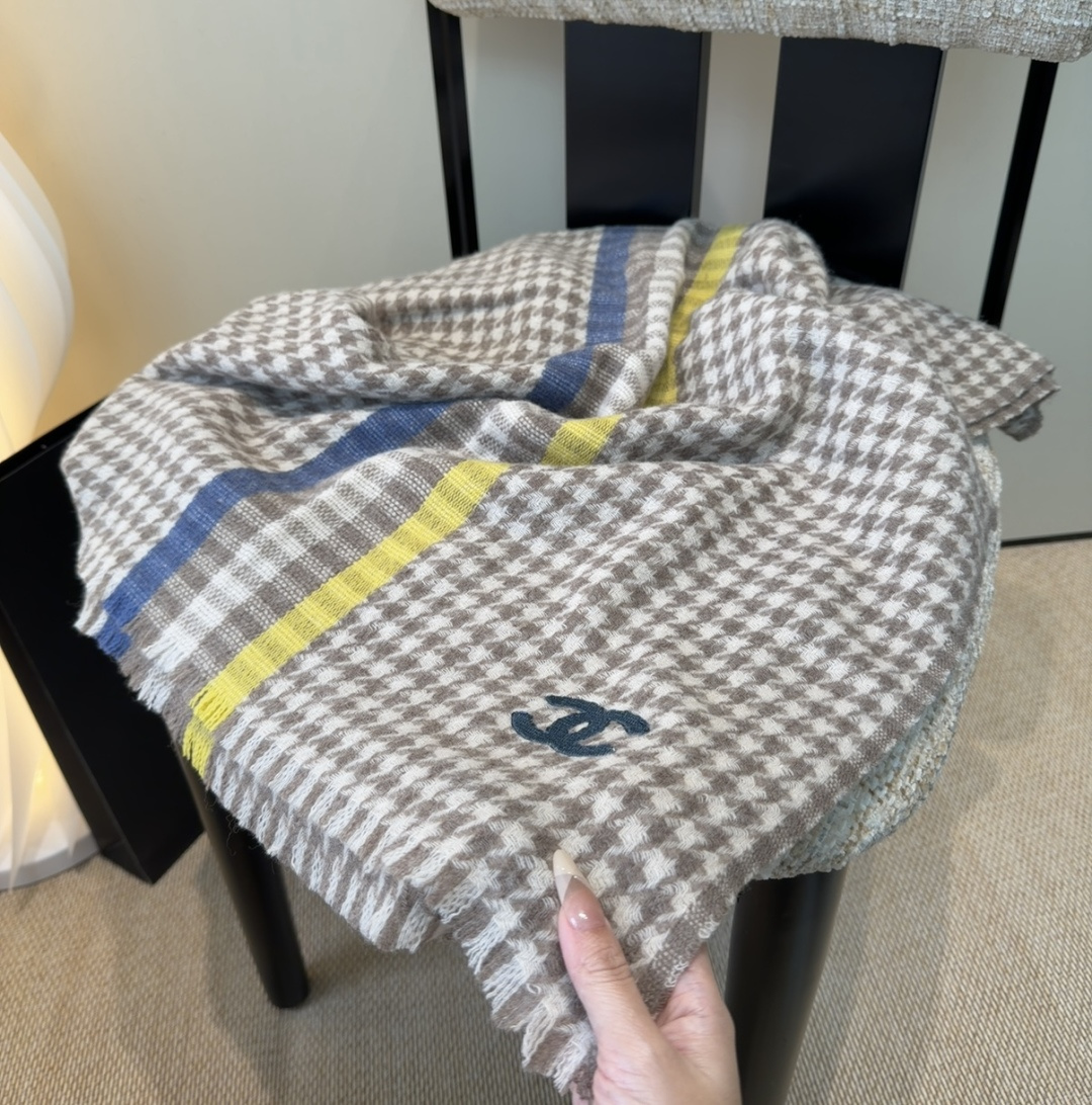 上新！2025秋冬香奈儿男女同款，同步，高端羊绒针织围巾！ 可正式，可随意，非常Classical的设计