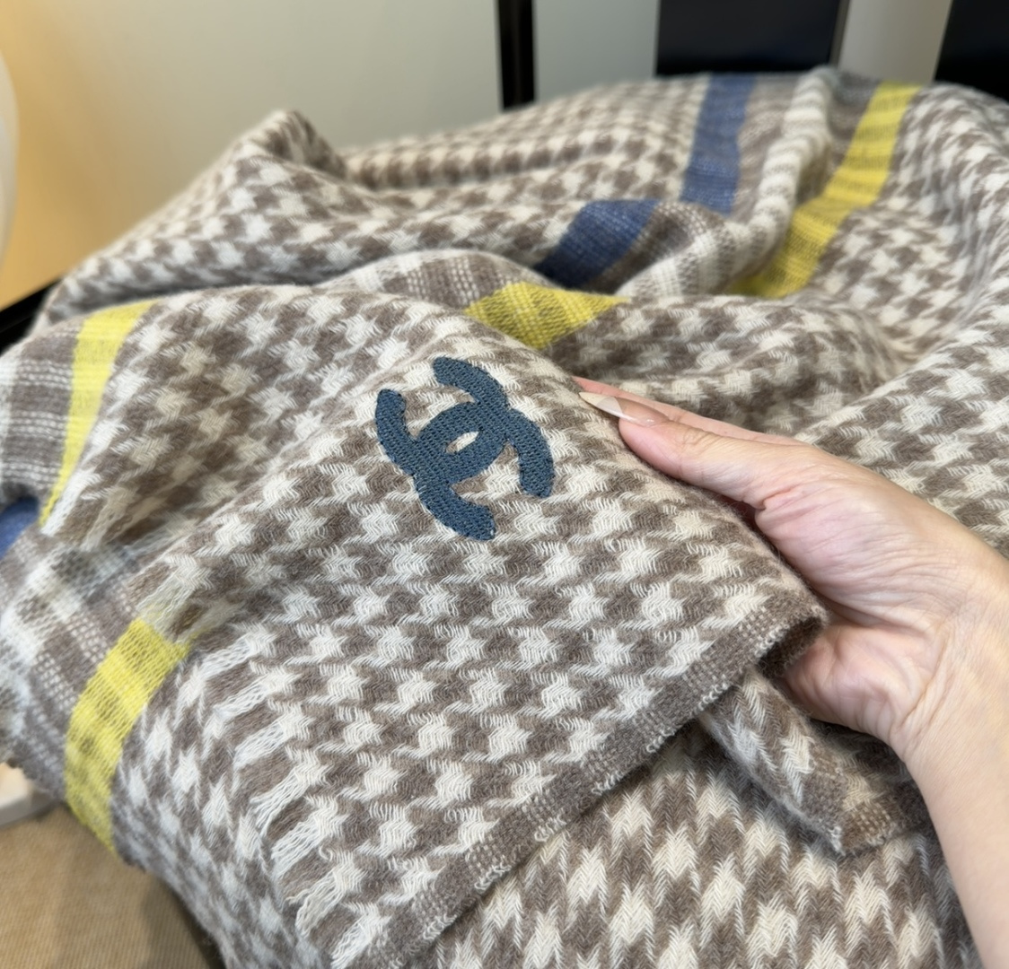 上新！2025秋冬香奈儿男女同款，同步，高端羊绒针织围巾！ 可正式，可随意，非常Classical的设计