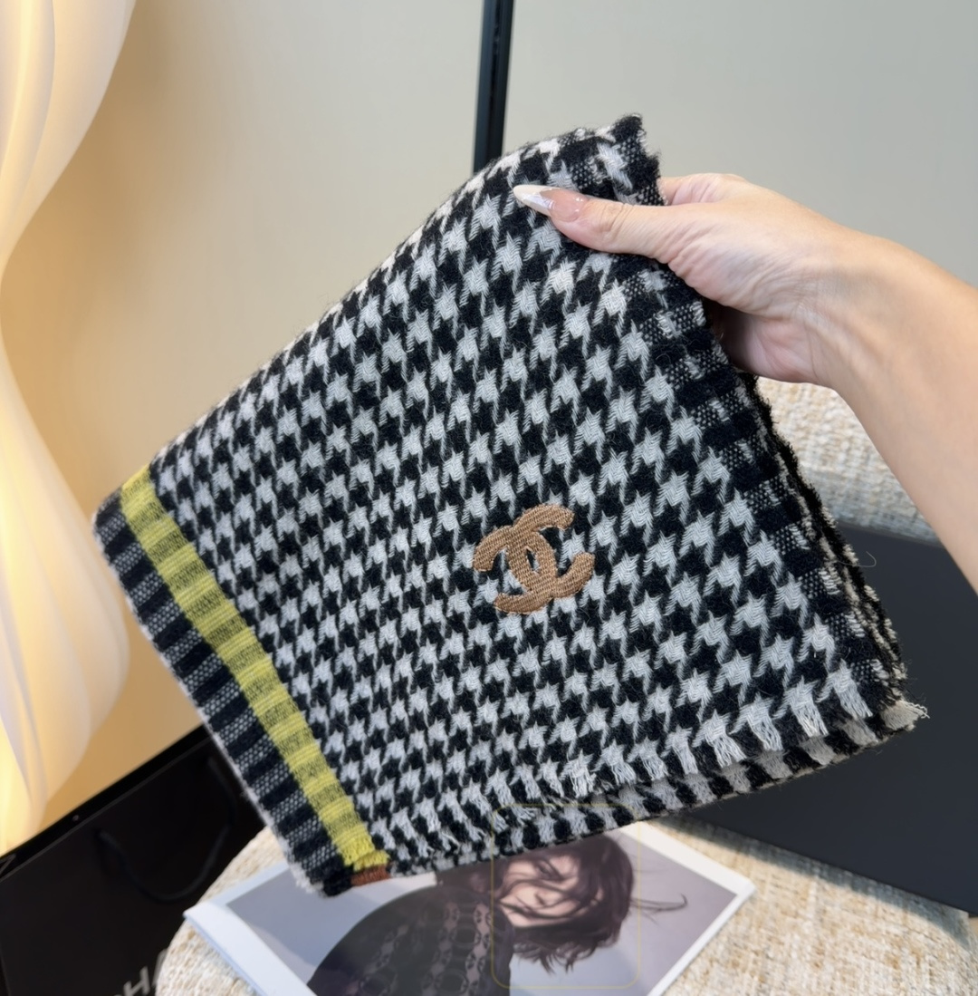上新！2025秋冬香奈儿男女同款，同步，高端羊绒针织围巾！ 可正式，可随意，非常Classical的设计