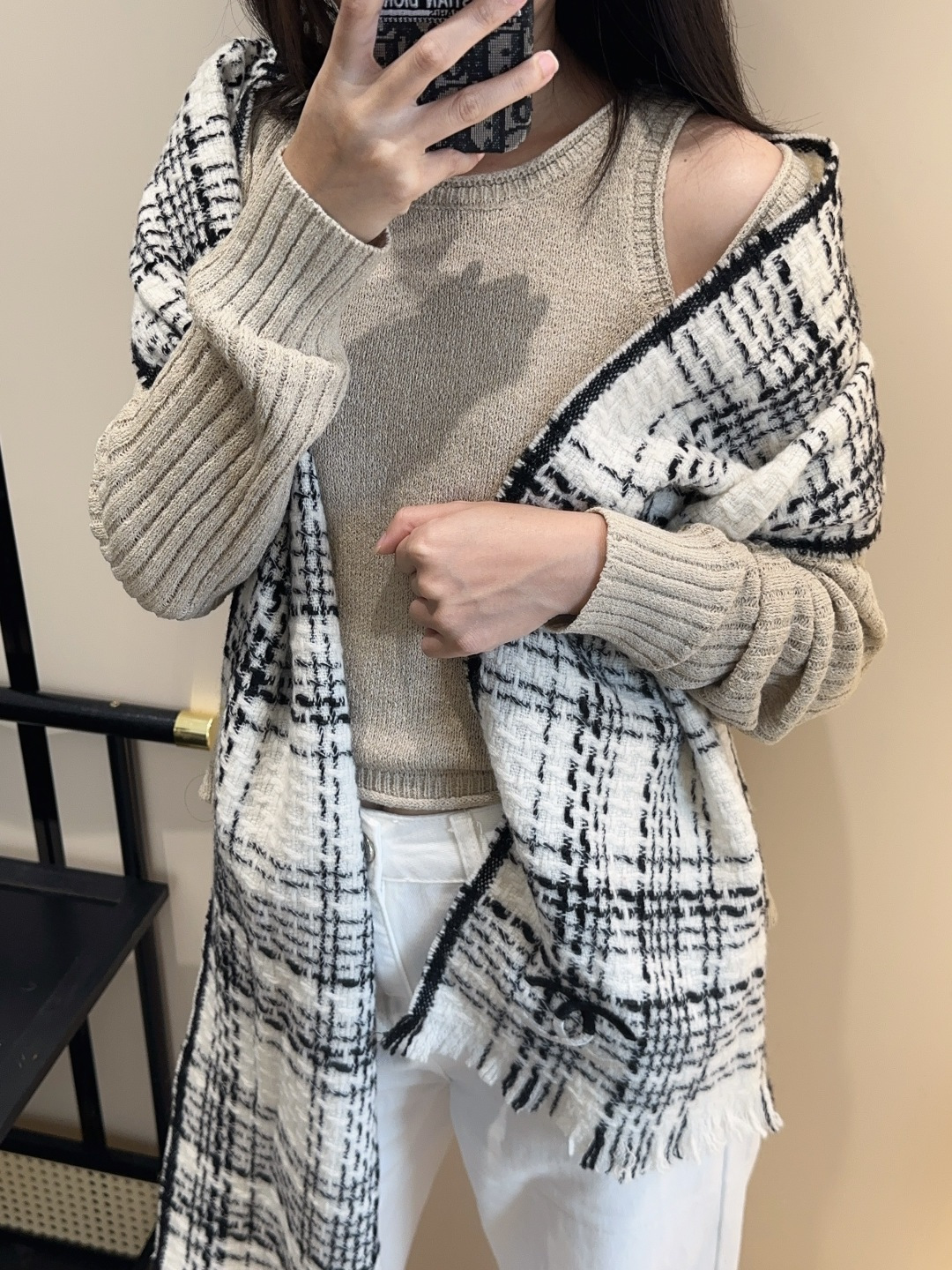 NO:574943,[Double C knitted cashmere scarf] This year’s new style ~ really super temperamental and versatile design ~ the classic rhombus pattern elements are reproduced, Xiangjia’s exclusive style!  Coco lady is a must-have for celebrities with white, rich and beautiful temperament!  Fully online, two super nice colors!  Make the overall look in autumn and winter more high-end!  It can be tied, tied or tied up, it is really casual and can be matched with various clothing, whether it is commuting or casual wear!  It is made from wool and cashmere yarn with a delicate feel, and the size is 30*180cm. Needless to say, the upper body effect is really beautiful (it will look even better when paired with clothing, shoes and bags)!  The real thing is definitely more beautiful!  Don’t wear it too easily in winter~ because it’s really easy to wear!  high version scarf, high version scarf, chanel19860909【双C针织羊绒围巾】今年的新款~真的超级气质百搭的设计~经典菱格纹元素再现,香家专属的风格！coco lady名媛气质白富美必备！全面上线,超级好看的两个色！让秋冬整体造型更显高级感！可系可围可扎,真的随意造型,可以搭配各种服饰,可以通勤也可以搭配休闲装！手感细腻羊毛羊绒纱线精制,30*180cm 的尺寸,上身效果真的不用多说的美(搭配服饰鞋包更有感觉)！实物绝对更美！冬天真的不要太好搭哦~因为真的很好围！高版本围巾,高版本围巾,chanel,scarf