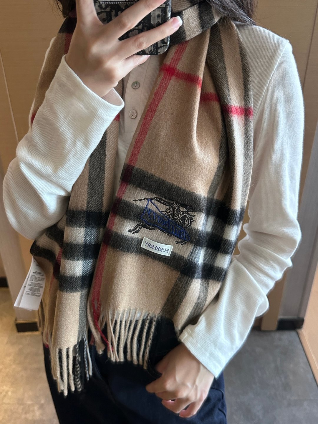 NO:581546,Burberry · Burberry scarf is so beautiful that it’s so stylish and charming. It’s a very elegant and fashionable autumn and winter item!  I really like it, it’s a very classic men’s design. The men’s items are small but refined, and the feel is really amazing. The effect on the upper body is really good, no matter how you wear it, it looks good!  !  This style is really worth buying with your eyes closed, and it can be easily worn by any age group!  !  !  30*180cm high version scarf, high version scarf, burberry, burberry19860909Burberry · 巴宝莉围巾好看的要疯掉了,太有型太有魅力了非常斯文时尚的秋冬单品！真的很喜欢,非常Classical的男款设计.男人的东西少而精手感真的绝了上身效果真的随便怎么围都好看！！这种款式真的闭着眼买,任何年龄层都轻松驾驭！！！30*180cm高版本围巾,高版本围巾,burberry,burberry,scarf